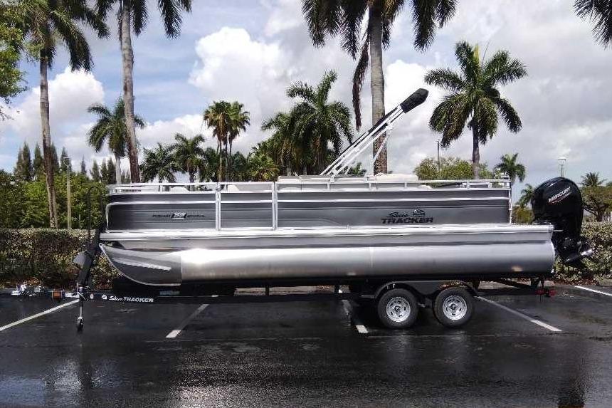 2026 Sun Tracker Fishin' Barge 22 DLX