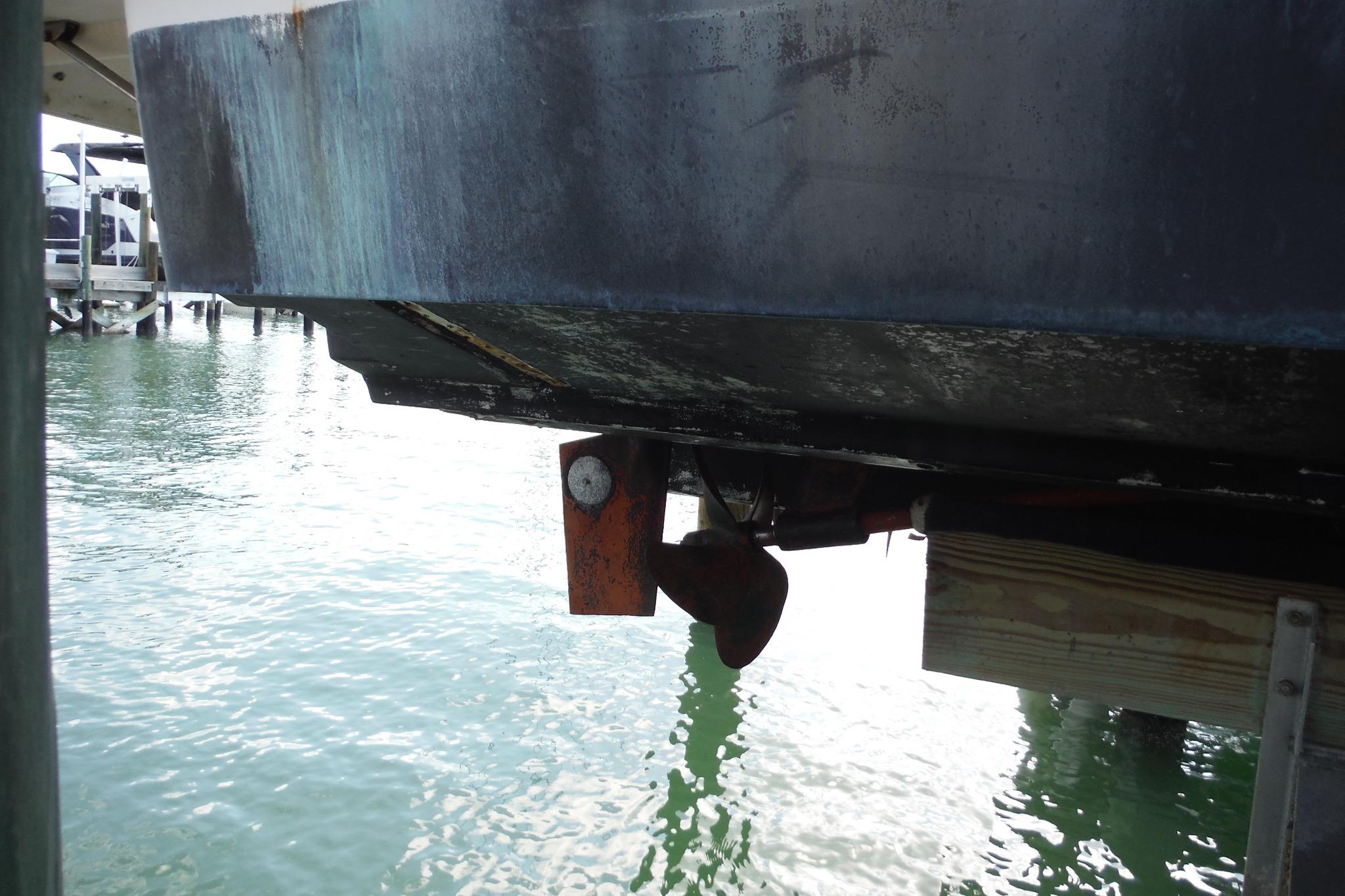 2005 Chaparral Signature 350 boat hull and propeller above water.