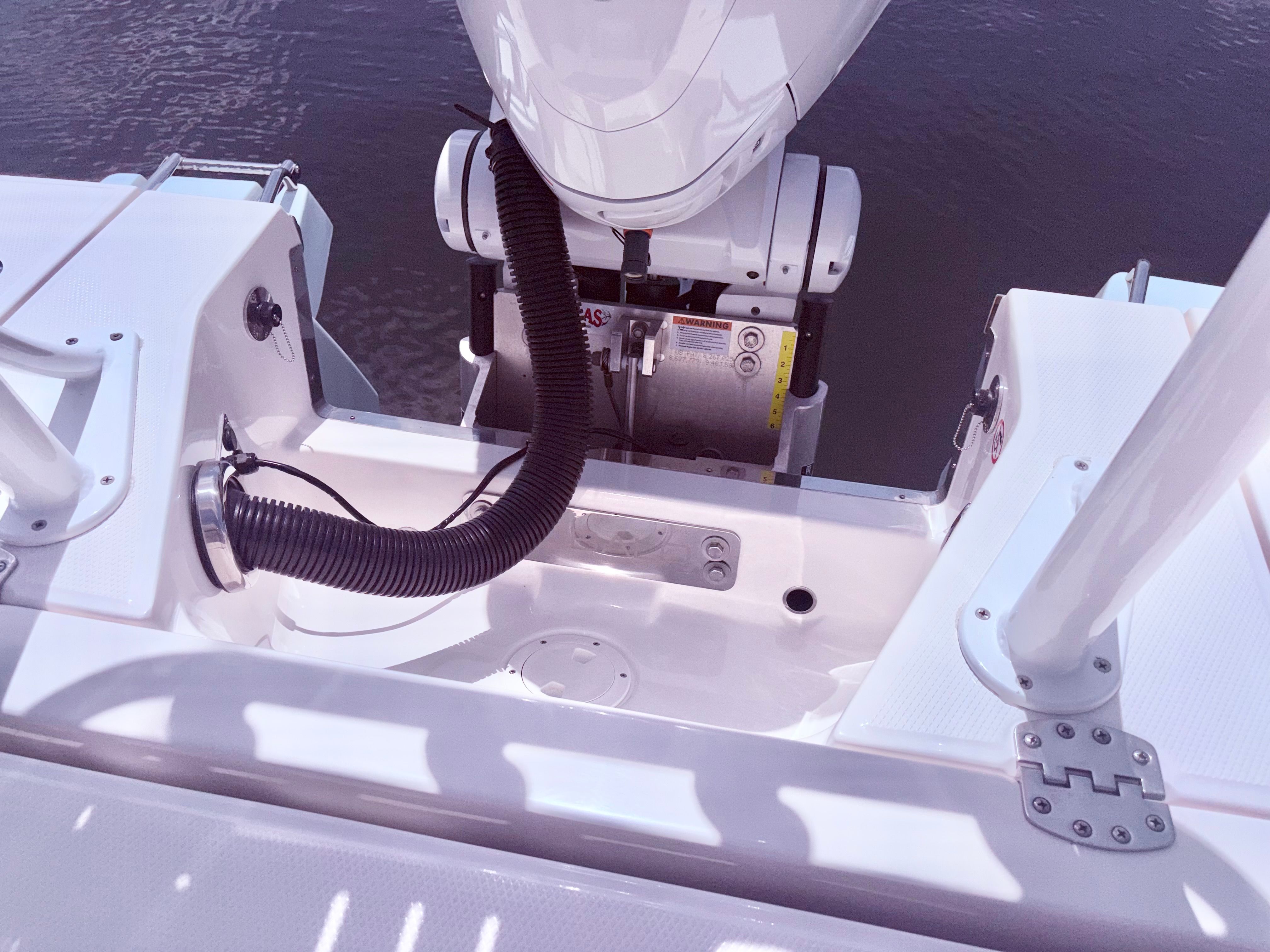 Robalo 266 Cayman 2025 boat engine on water.