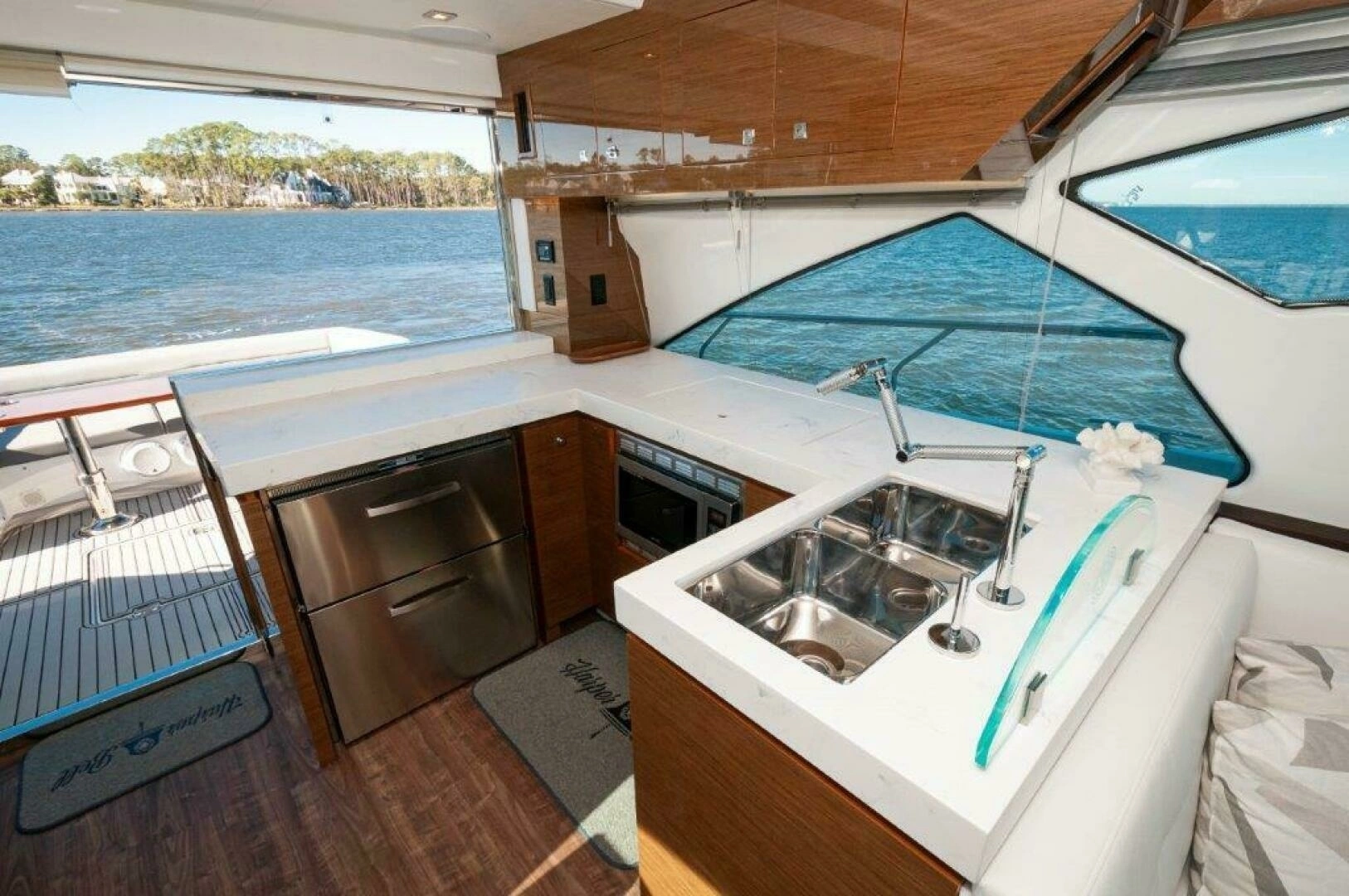 2020 Cruisers Yachts 60 Cantius - Image 4
