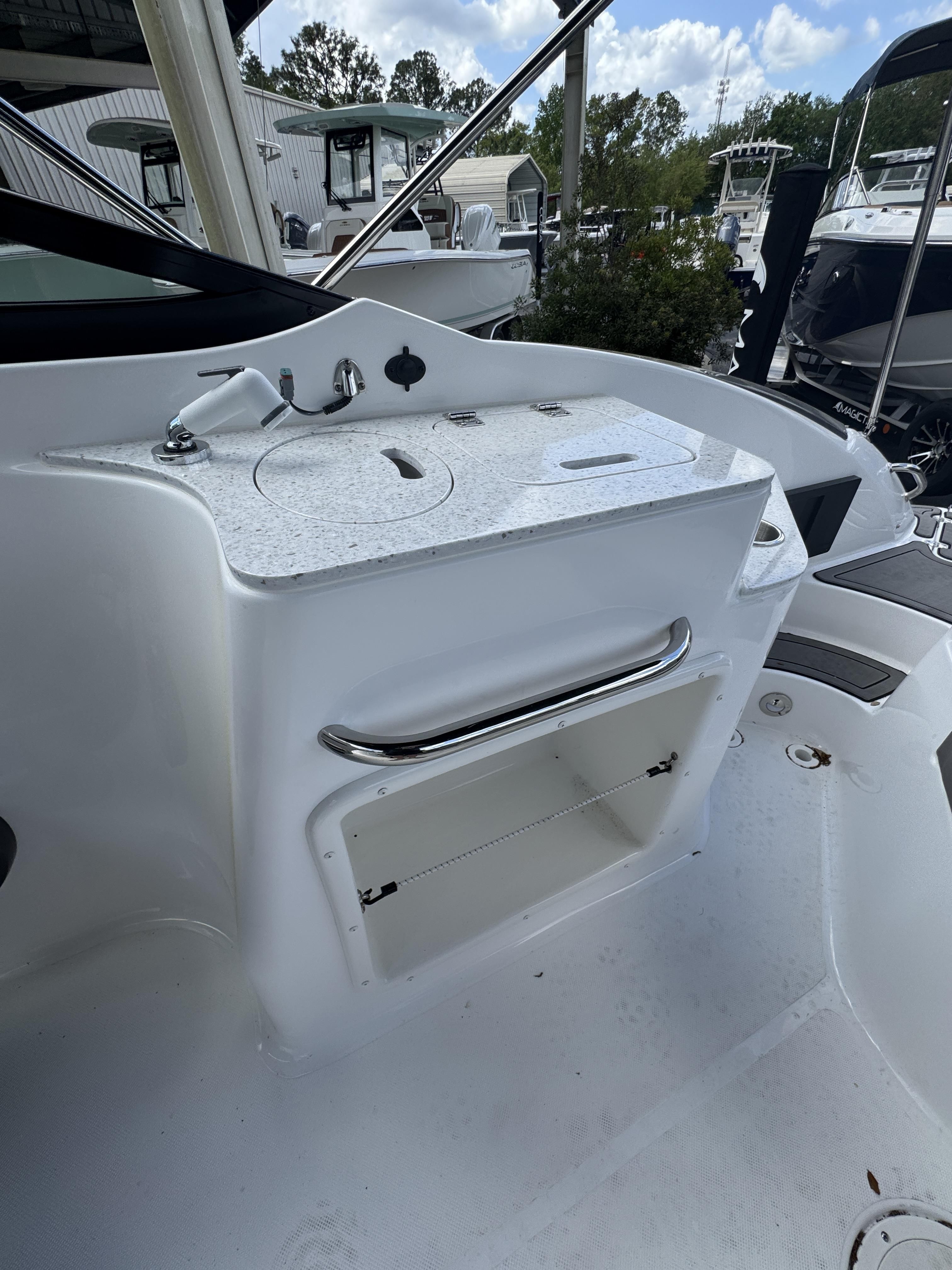2026 Hurricane SunDeck 2400 OB - 31