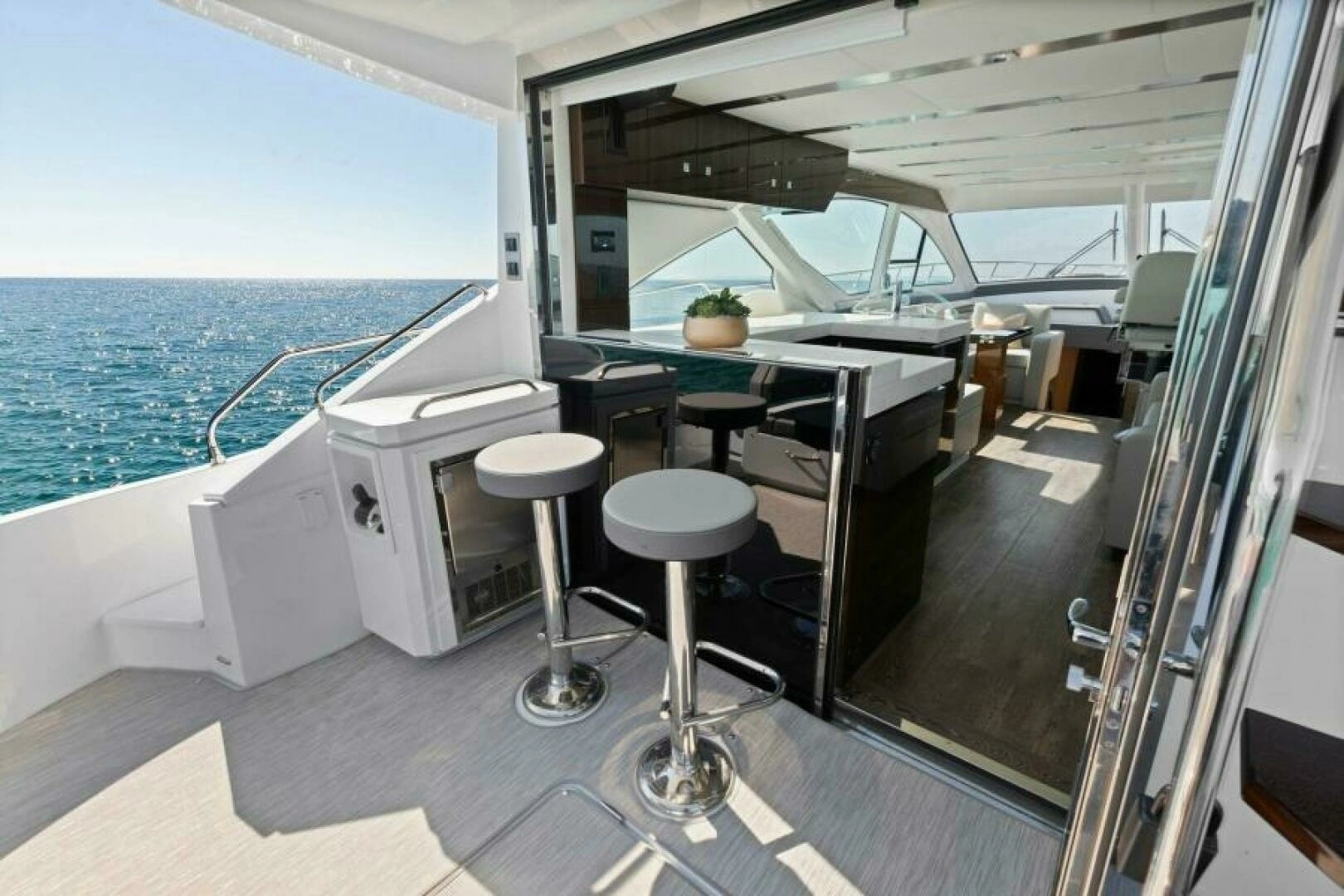 2023 Cruisers Yachts 60 Cantius Fly - Image 46