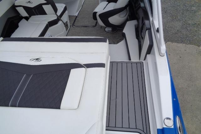 2019 Monterey 218SS Super Sport boat interior with white and black seating.