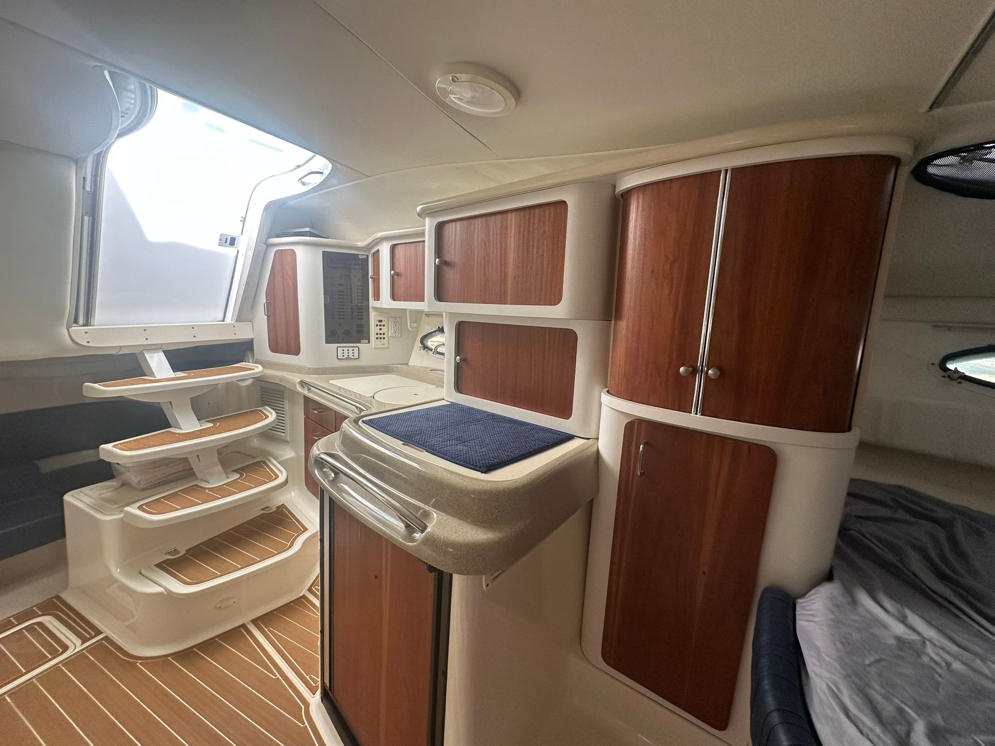 2000 Chris-Craft 328 Express Cruiser - 17