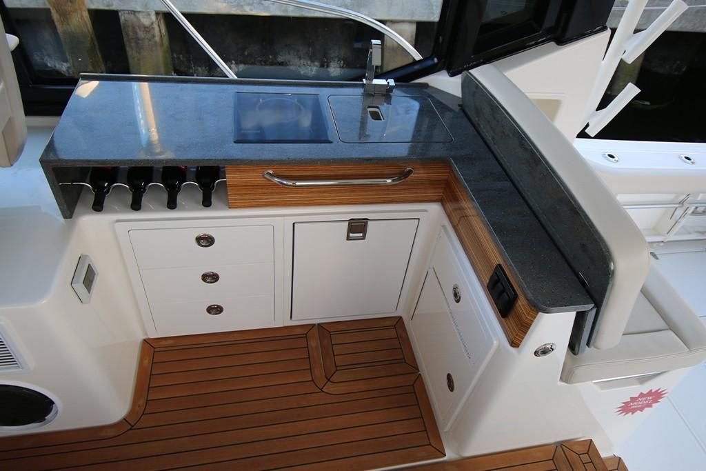 2023-Boston-Whaler-405-Conquest-MarineMax