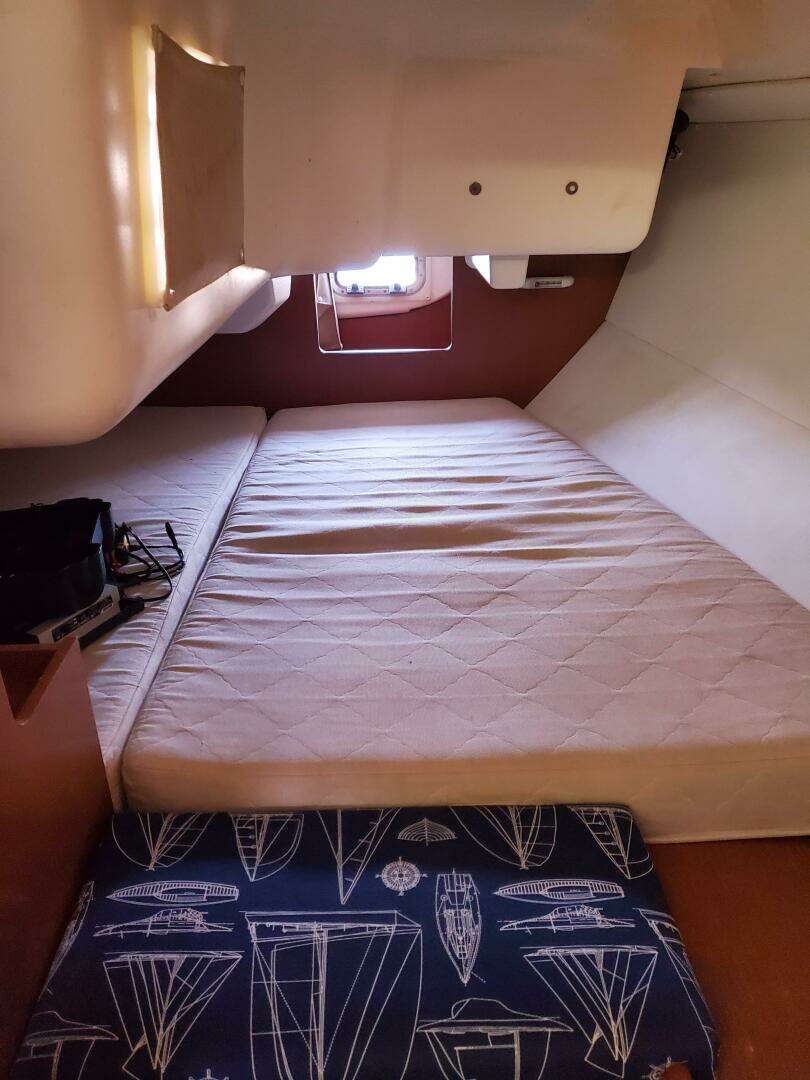 2011 Beneteau Oceanis 34 - Image 9