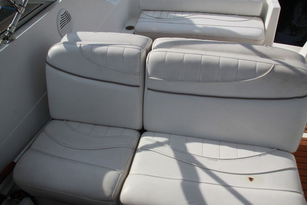 White leather seats on a 1999 Maxum 2400 Mercruiser boat.