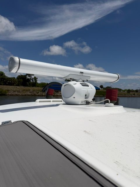 Radar on a 2023 Boston Whaler 330 Outrage boat.