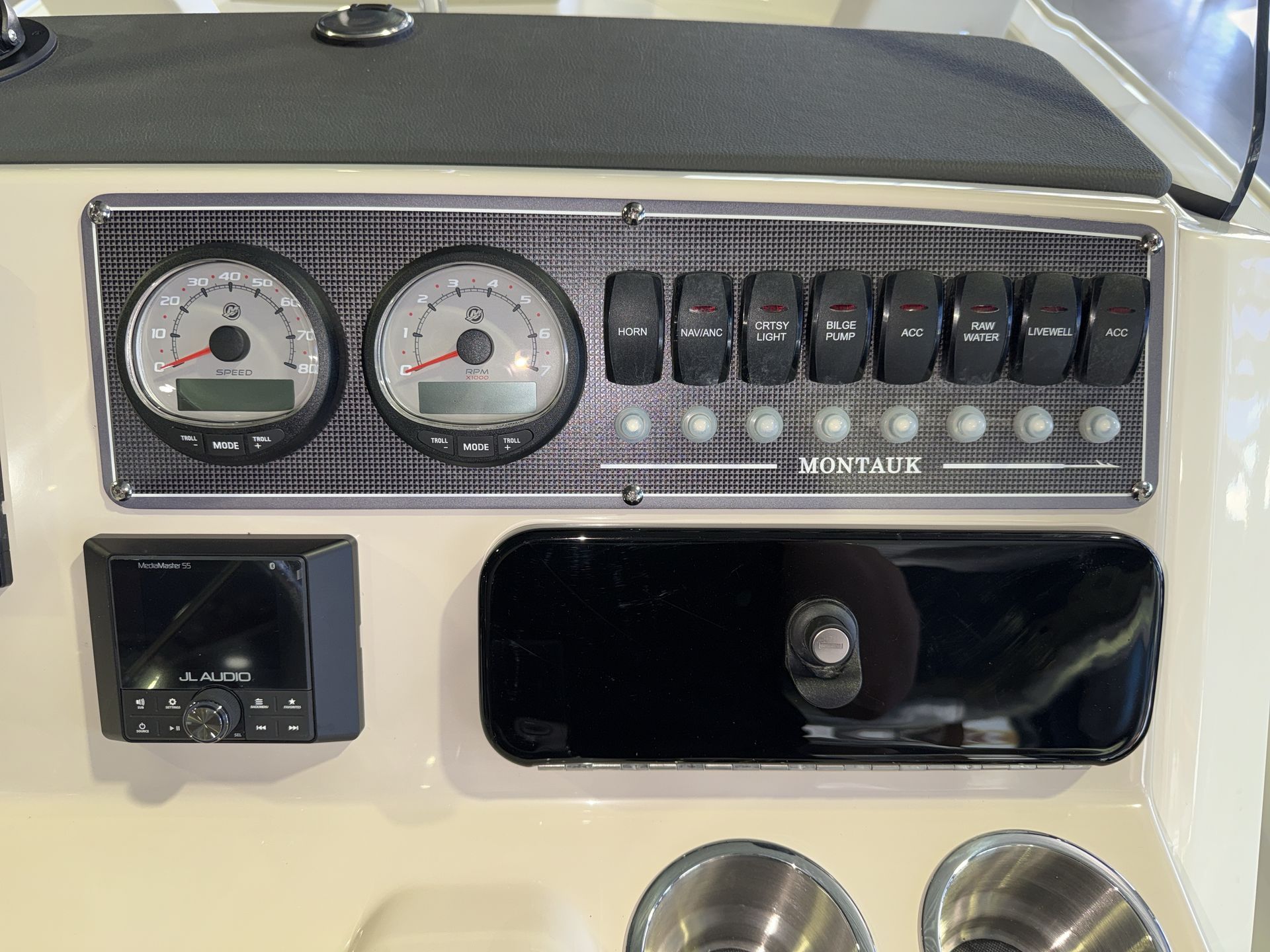 2026 Boston Whaler 210 Montauk - 9