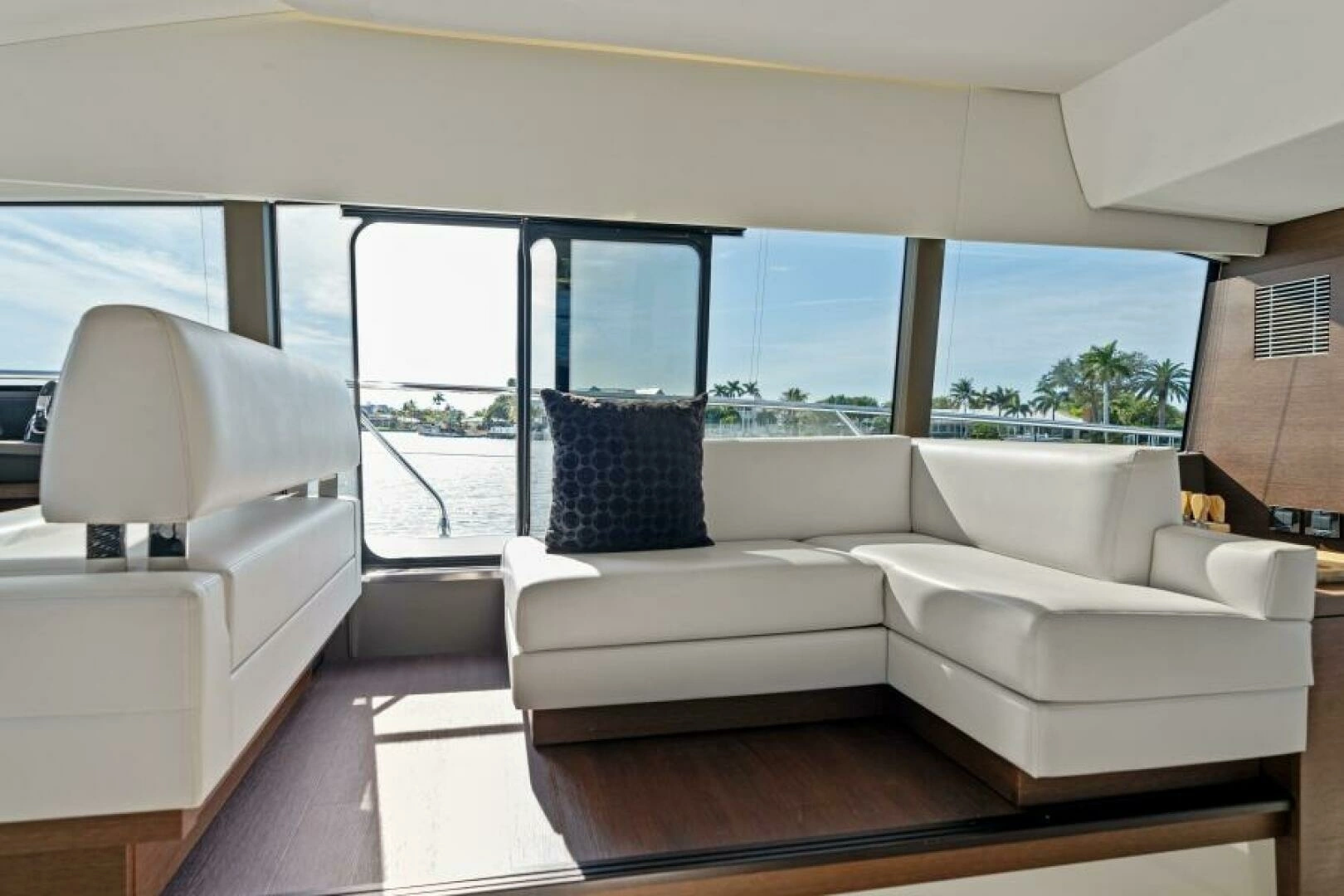 2020 Prestige 520 Flybridge - Image 14