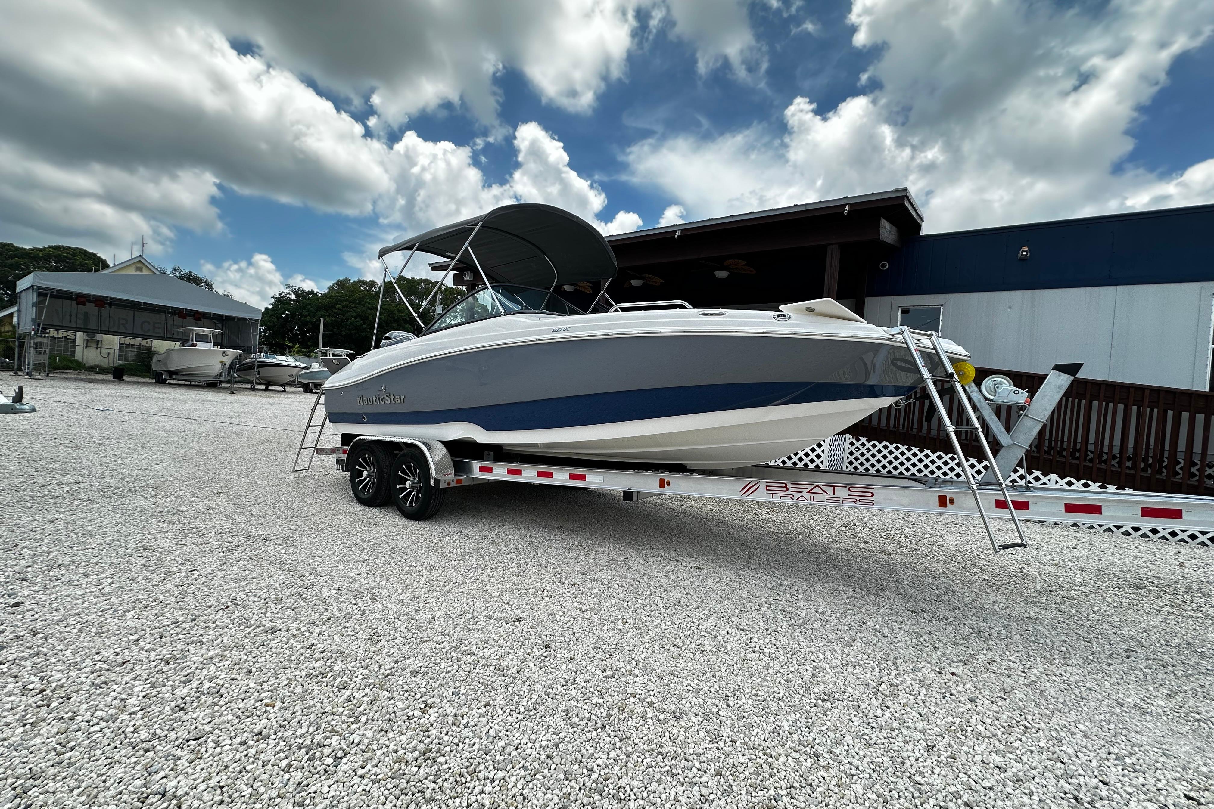 2024 NauticStar 203 DC Deck