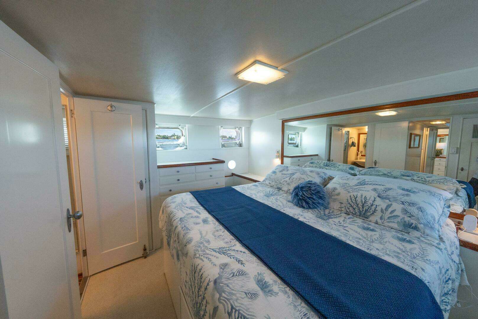 1970 Trumpy Houseboat - Image 13