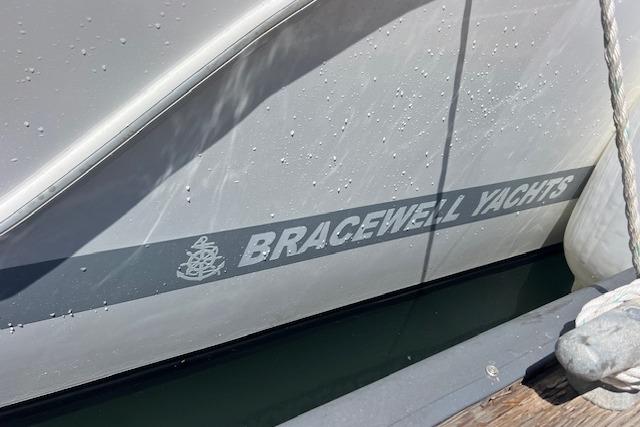 2024 Bracewell 25 yacht side view with logo and water droplets.