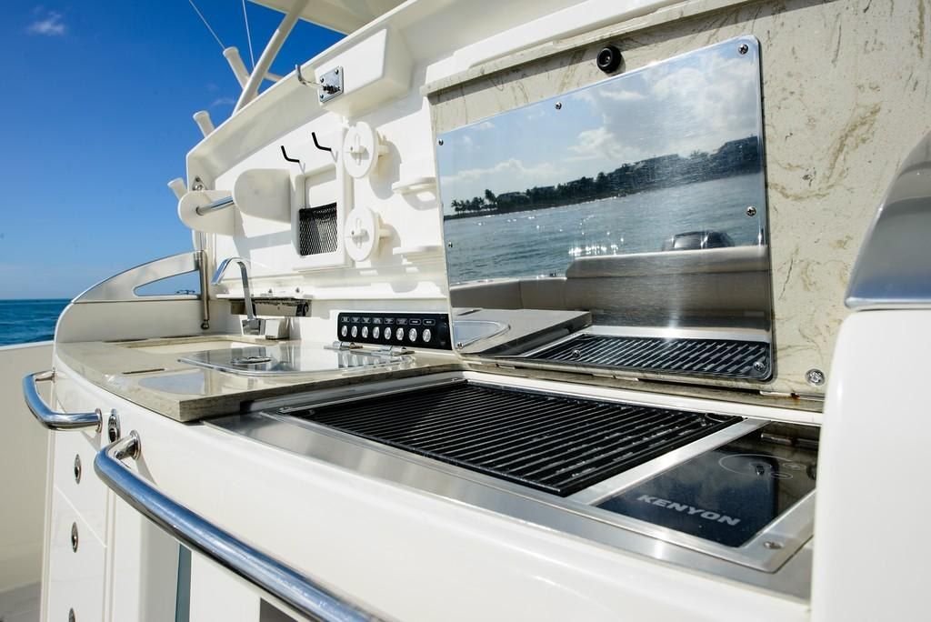 2023-Boston-Whaler-420-Outrage-MarineMax