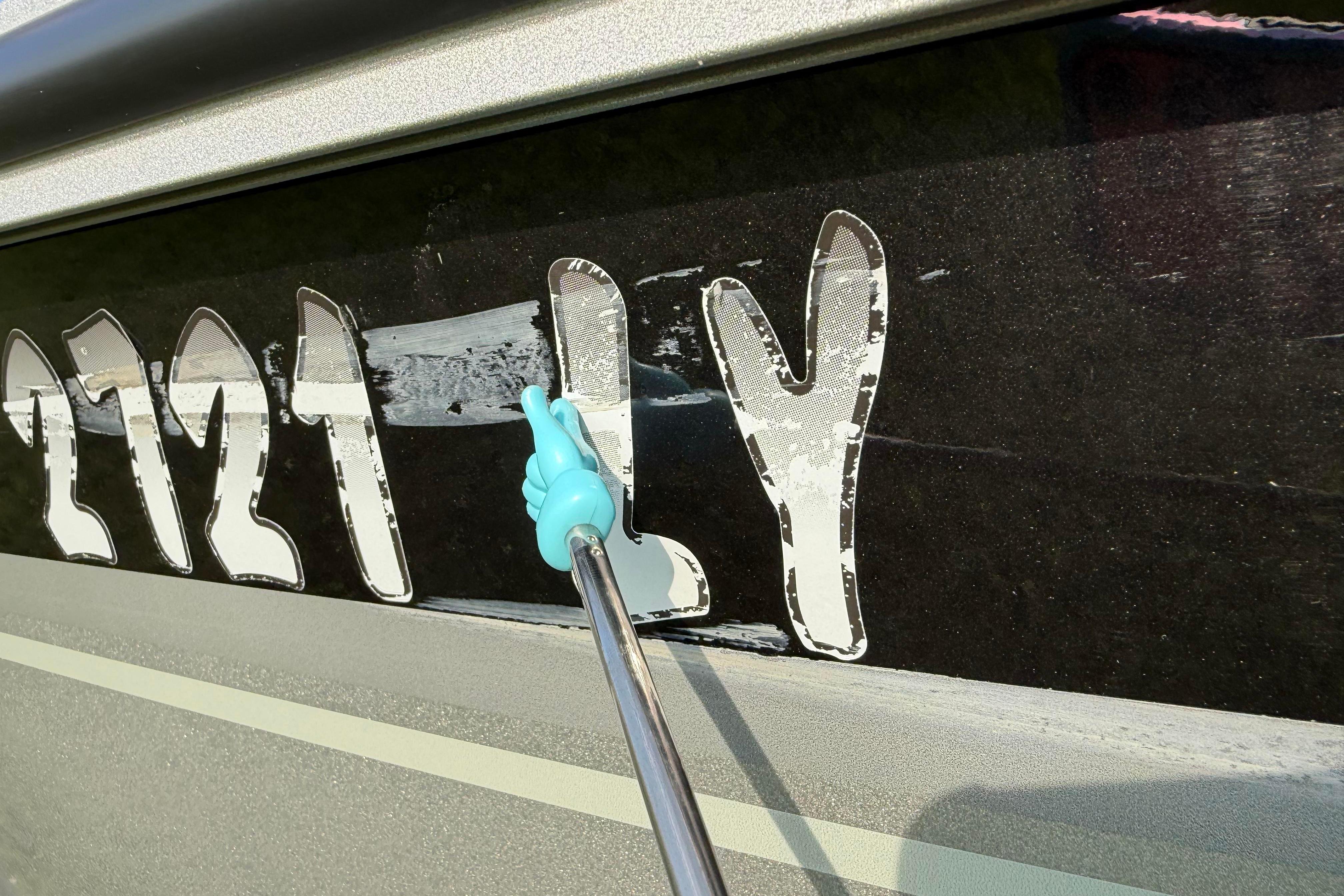 Removing boat decals from 2019 Alumacraft Trophy 205 hull.