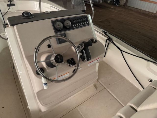 2023 Boston Whaler 210 Montauk - 8