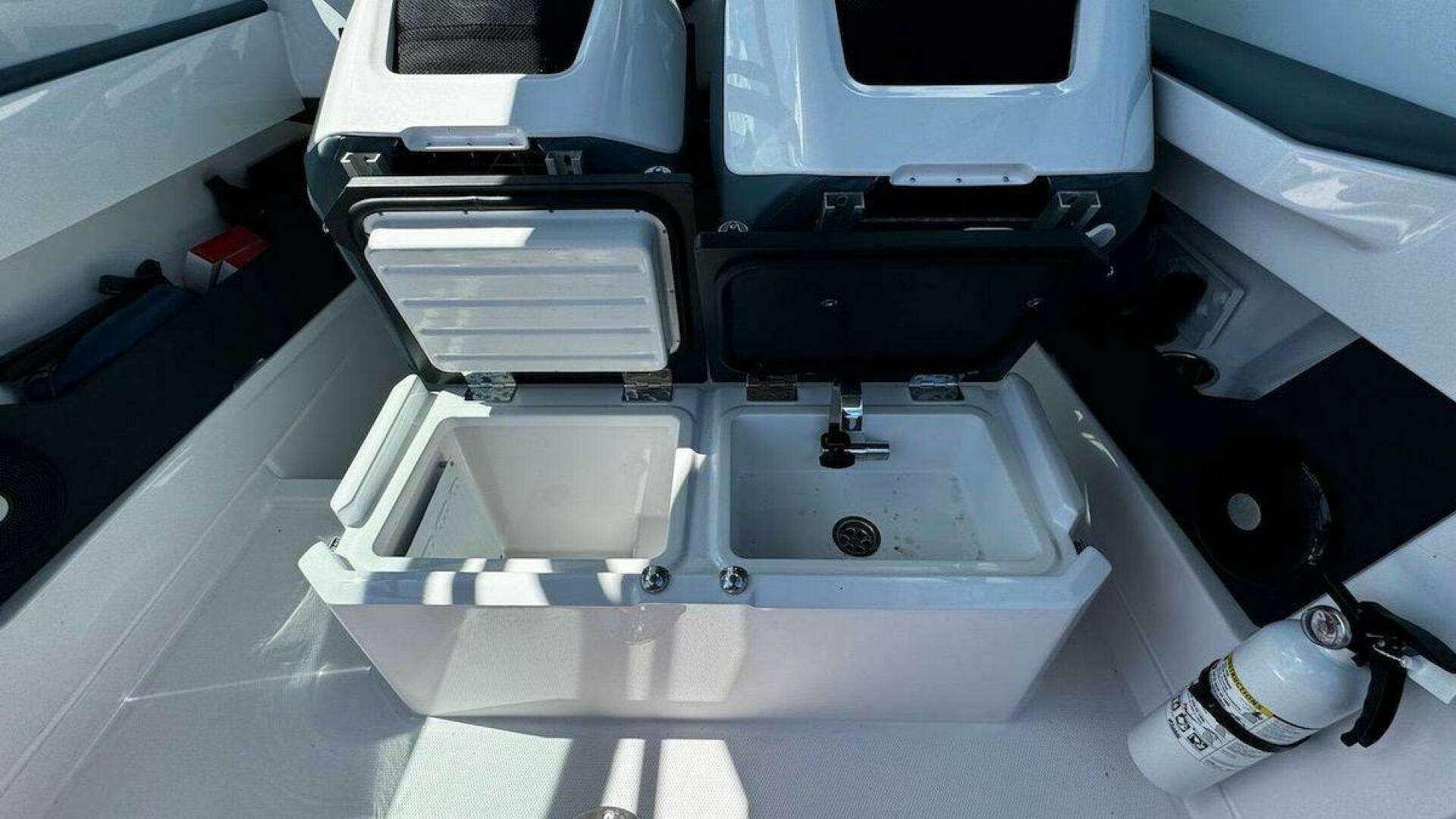 2022 Axopar 28 T-Top - Image 15