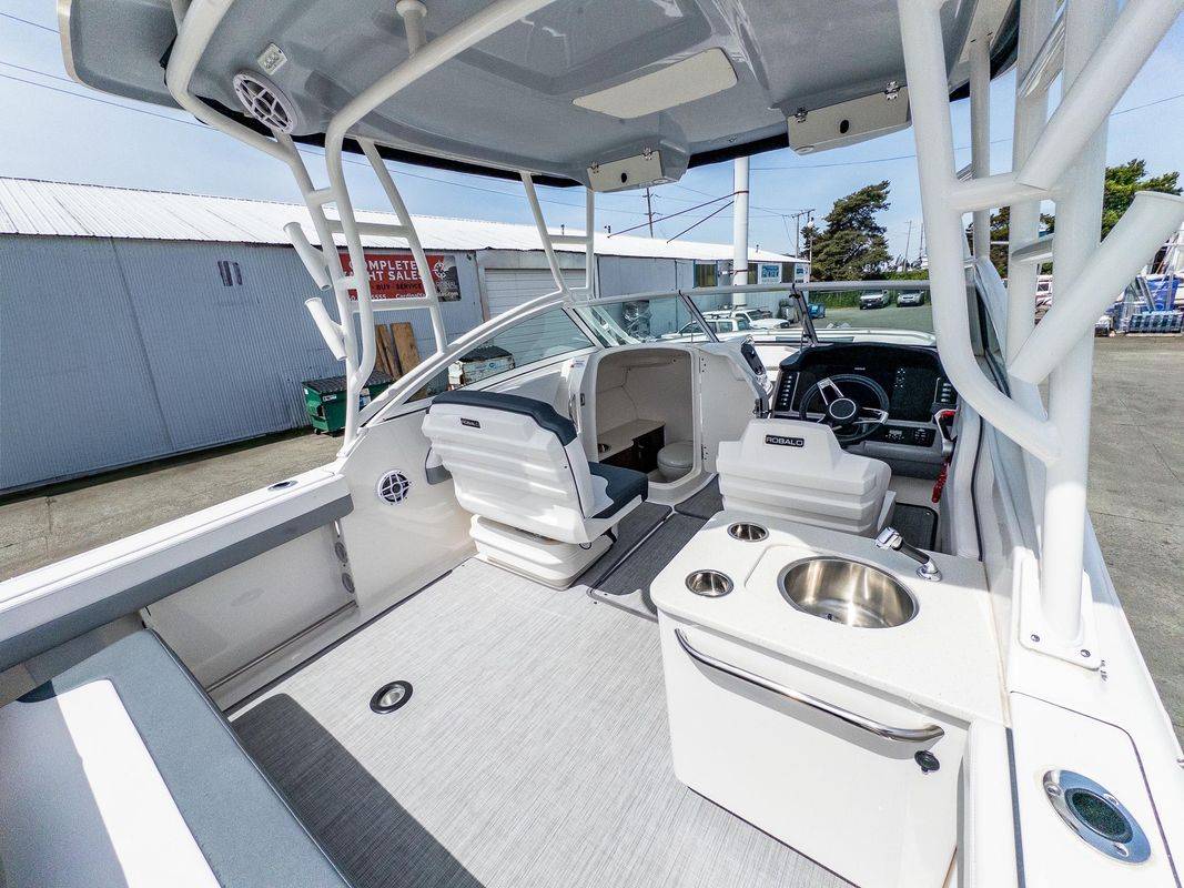 2021 Robalo R247 - Image 6