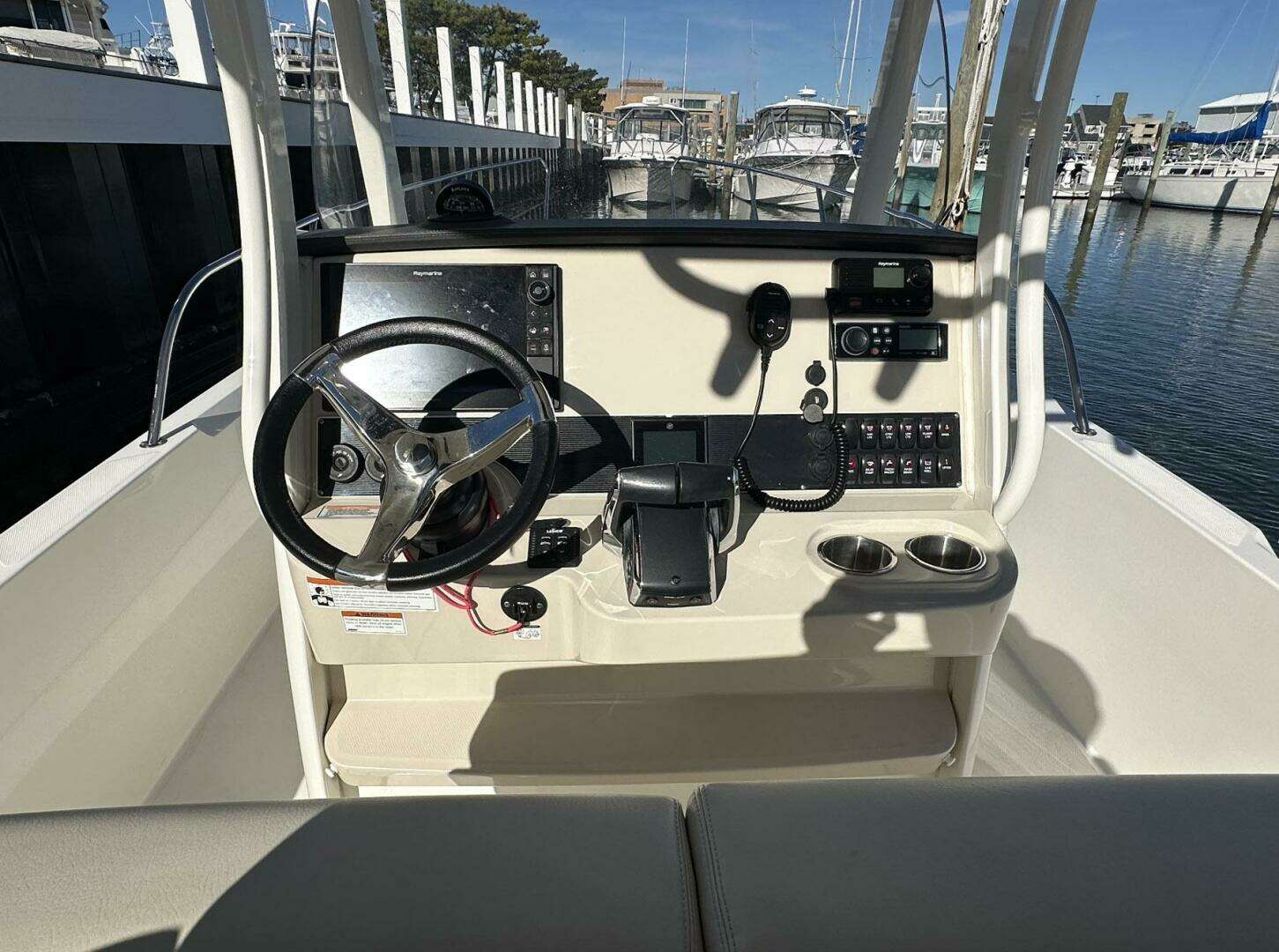 2022 Boston Whaler 270 Dauntless - Image 8