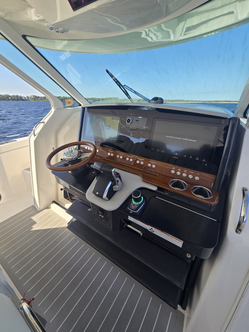 2024 Tiara Yachts 38 LS - Image 15