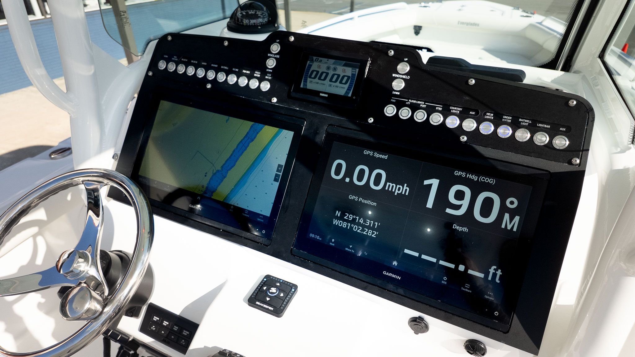 2027 Everglades 273 Center Console - 16