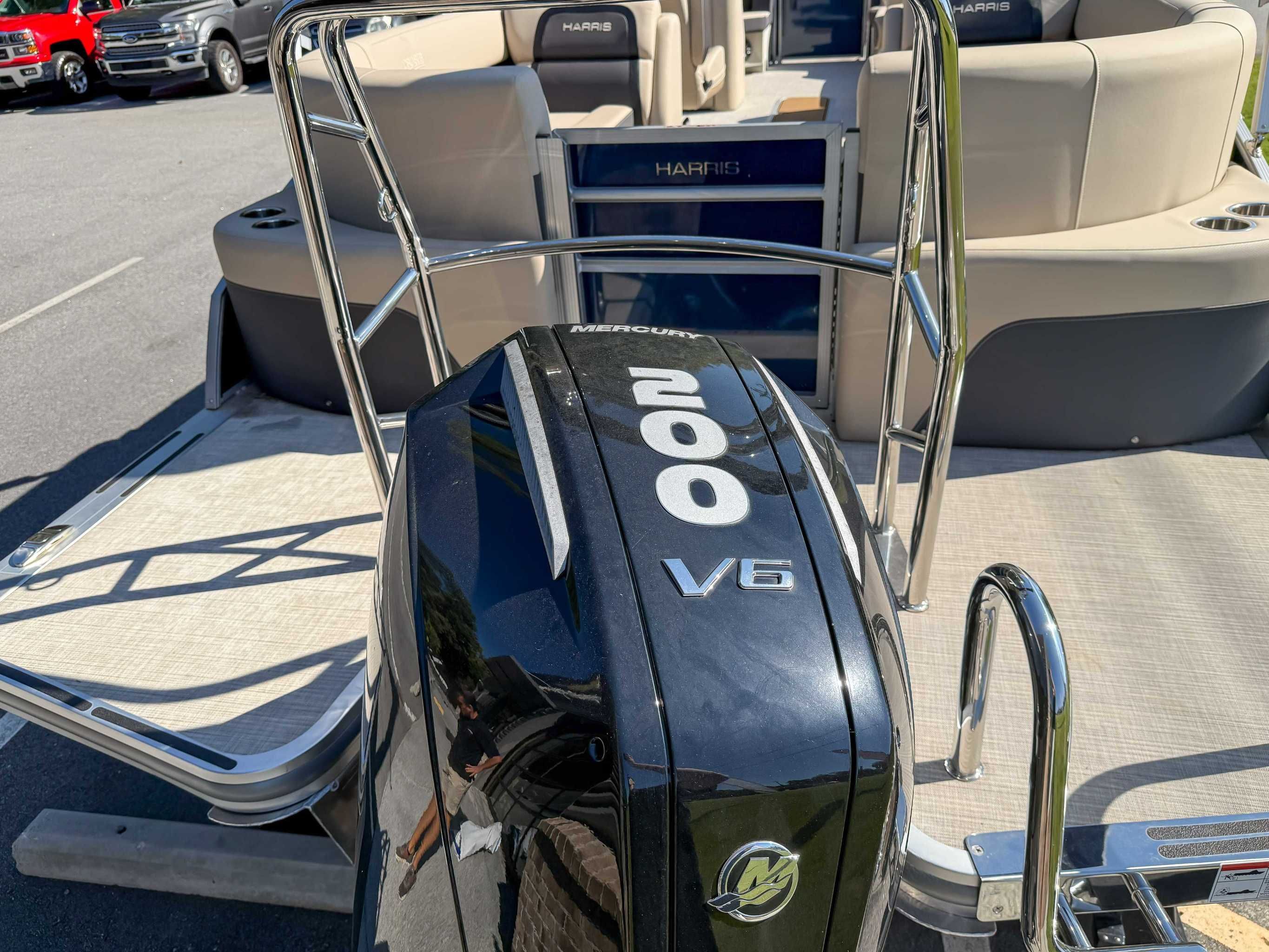 Harris Cruiser 250 CWDH 2025 with Mercury 200 V6 engine.
