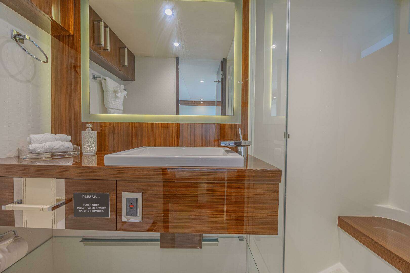 2010 Lazzara Yachts LSX 92 - Image 45