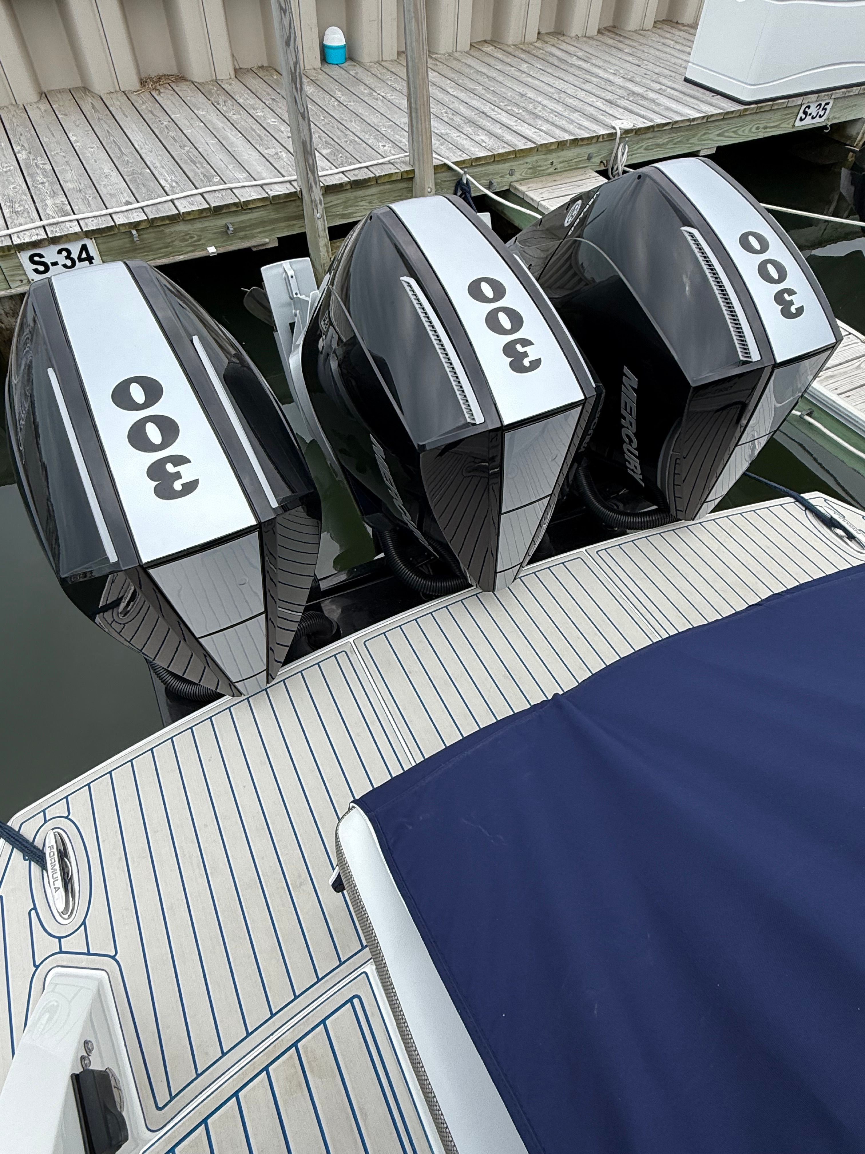 2024 Formula 330 Crossover Bowrider OB - 13