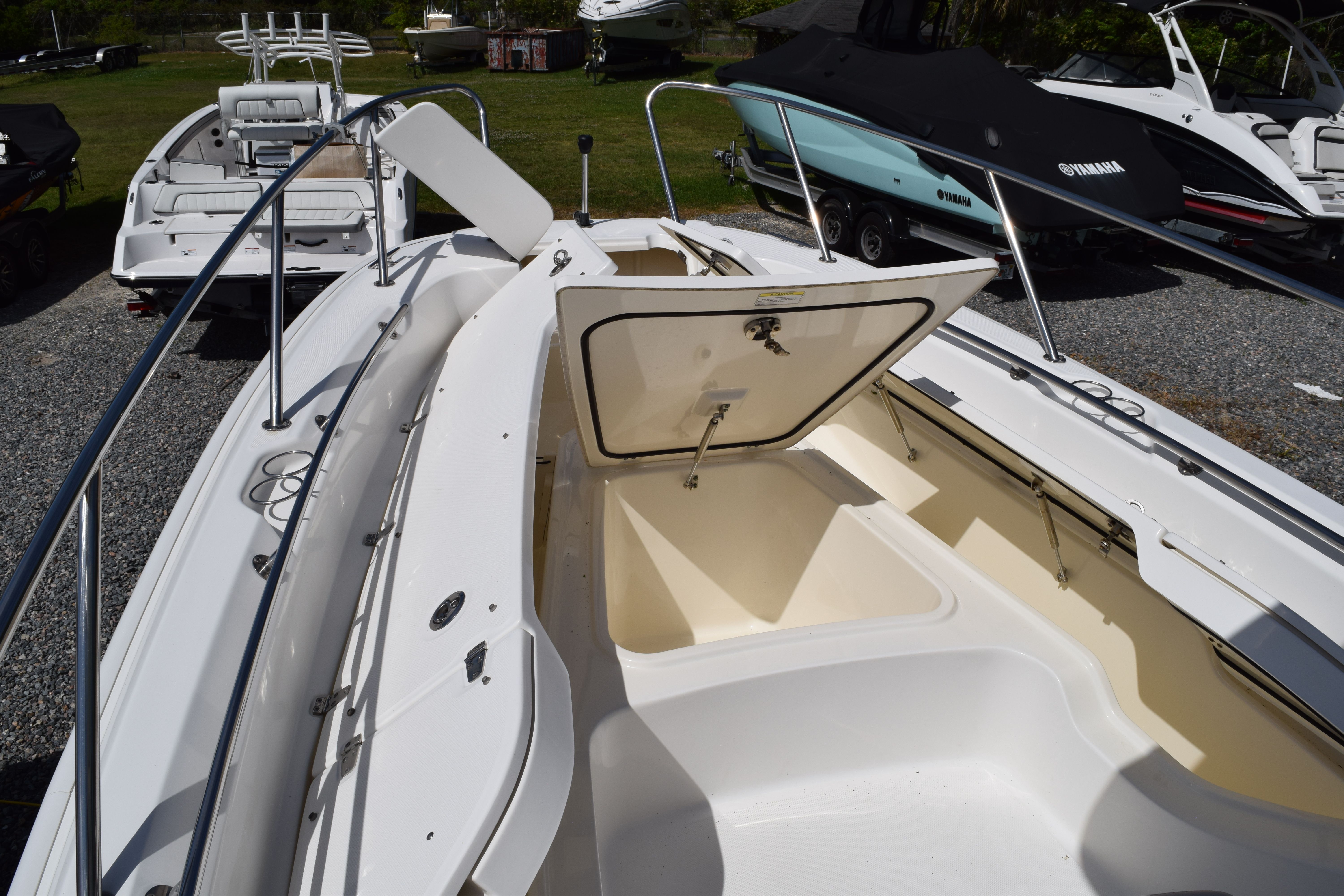 2019 Boston Whaler 240 Dauntless - 18