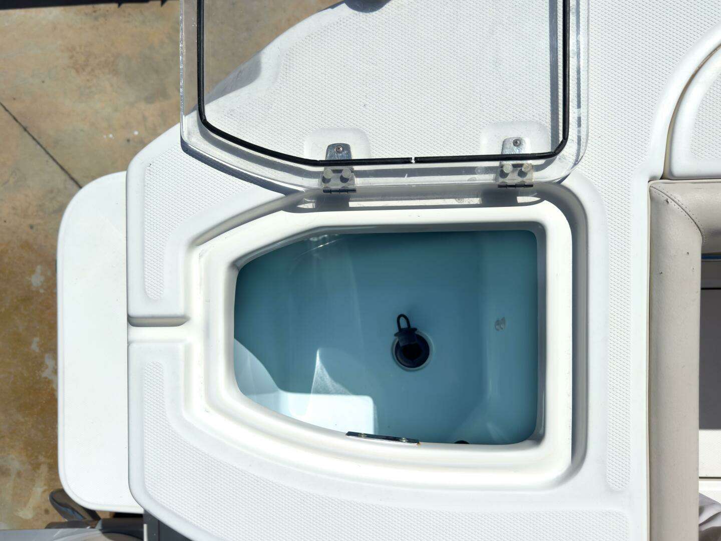 2018 Boston Whaler 315 Conquest - Image 17