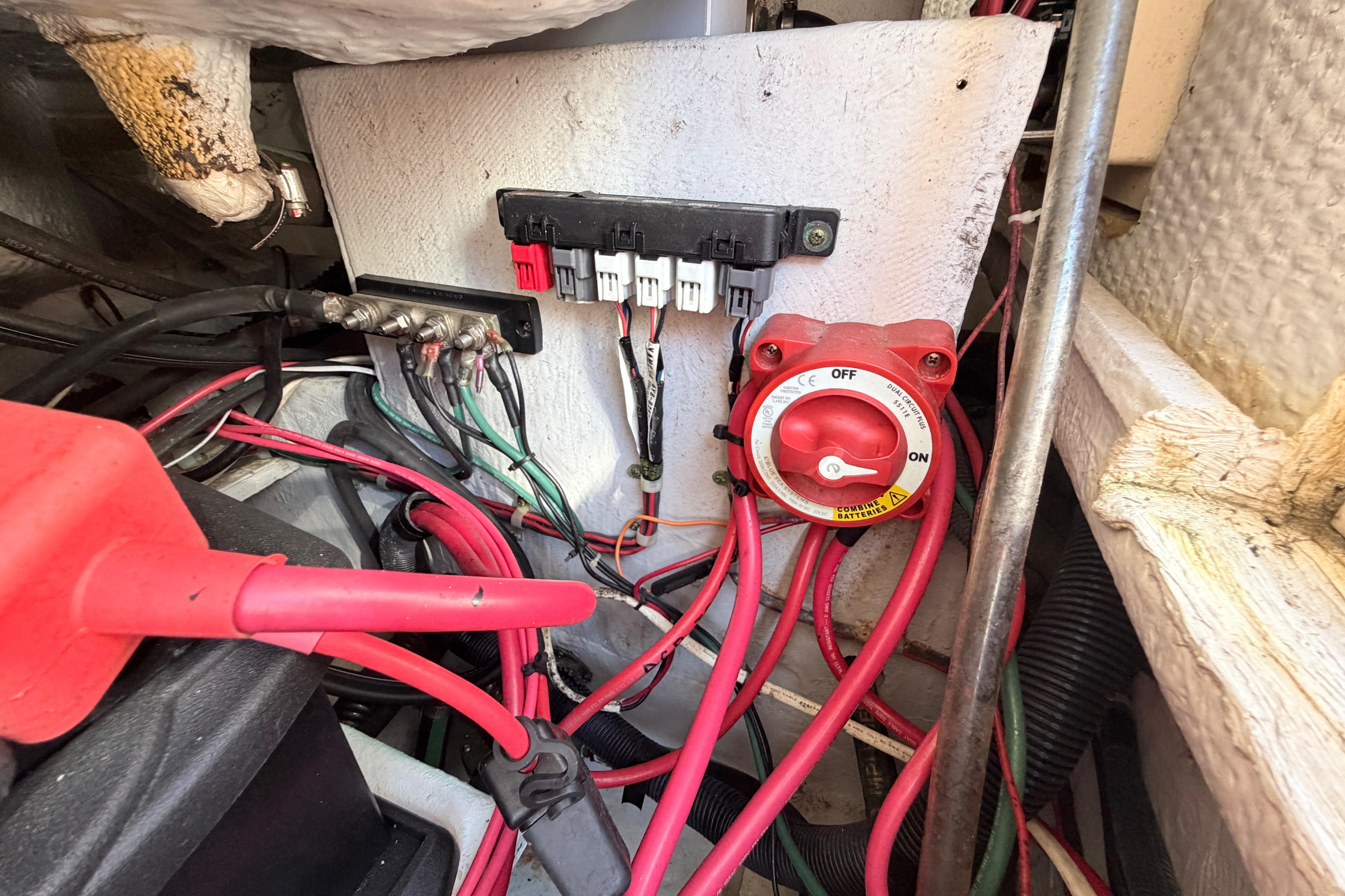 Electrical system of a 2006 Grady-White Sailfish 282 boat with wiring and battery switch.