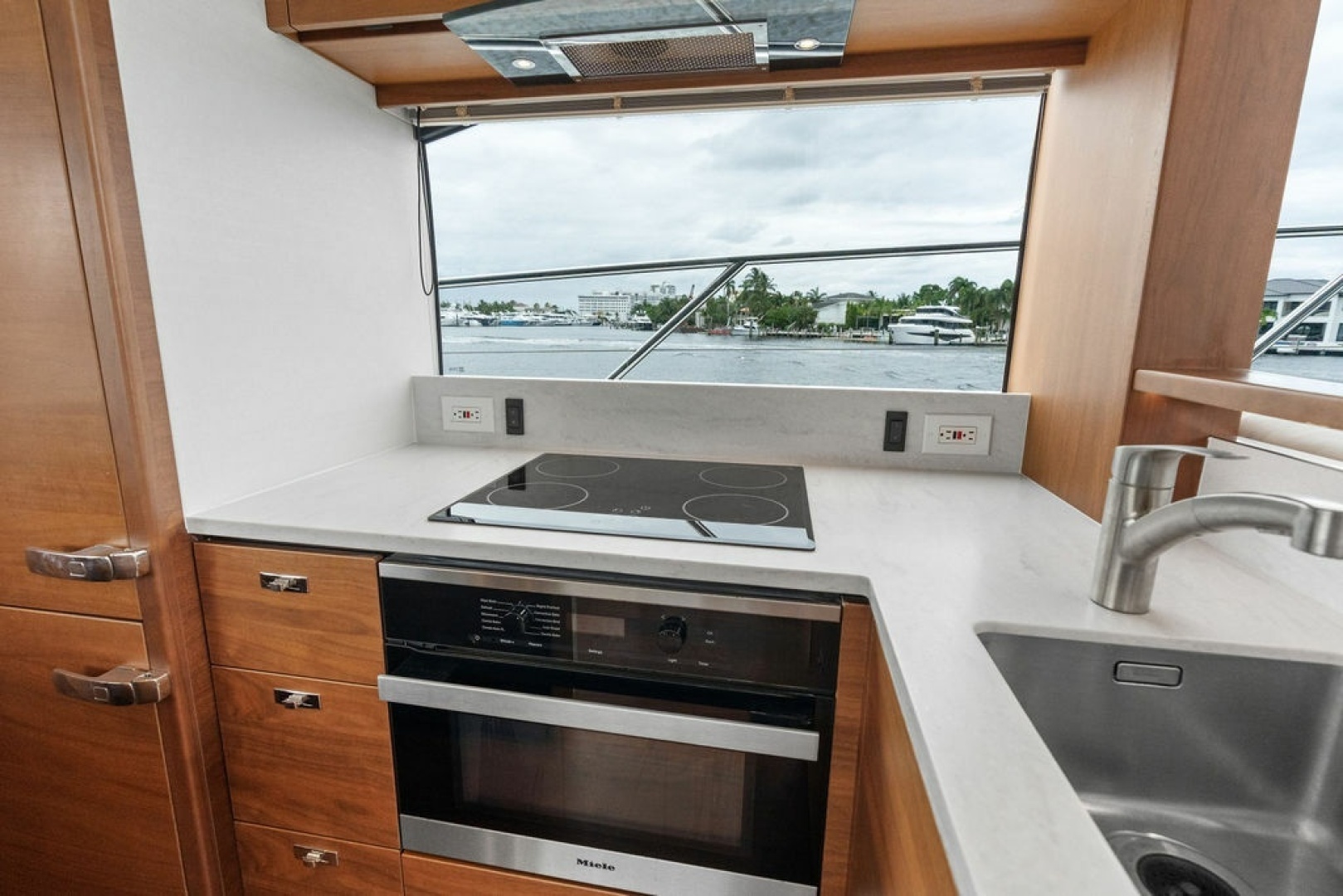 2020 Princess S62 Sportbridge - Image 35