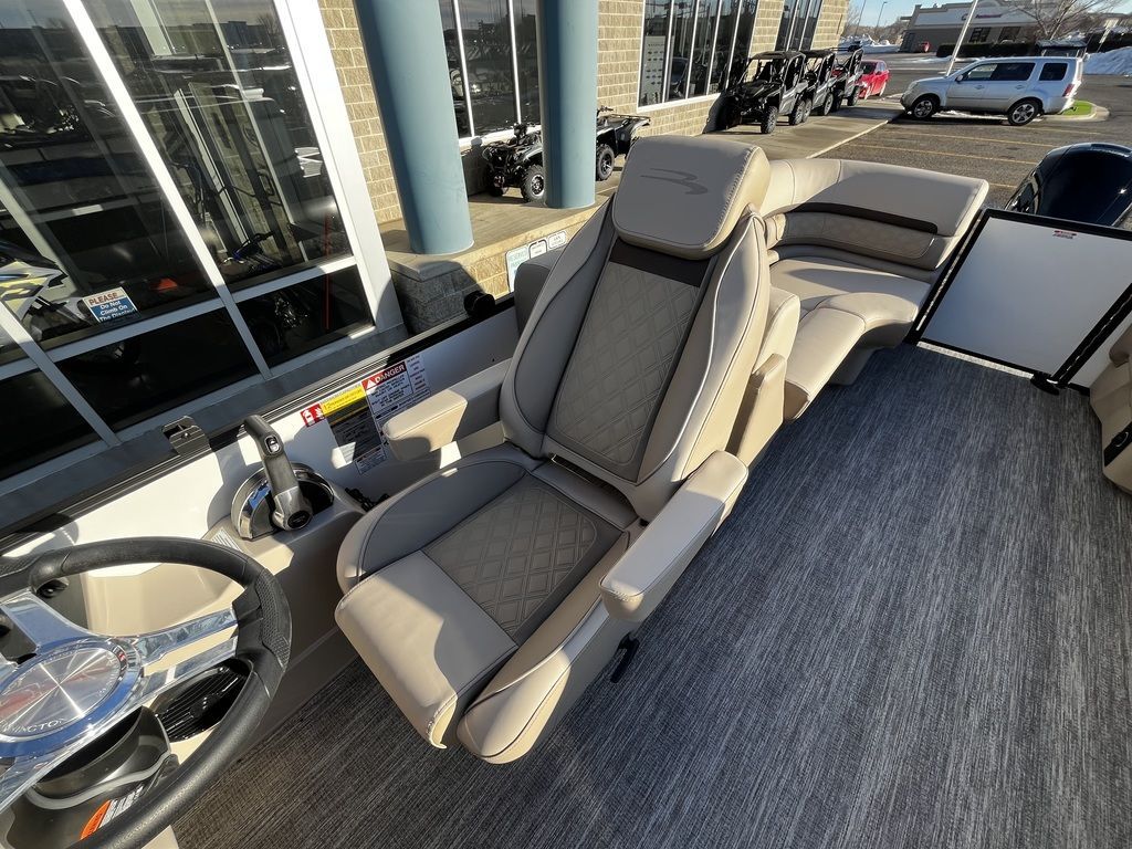 2026 Bennington 22 S STERN RADIUS - QUAD BENCH - 18