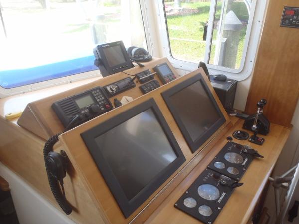 Great Harbour N40 2025 helm with dual screens and navigation controls.