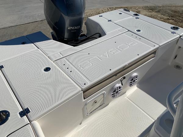 2024 Robalo 226 Cayman boat deck with Yamaha 200 outboard motor.