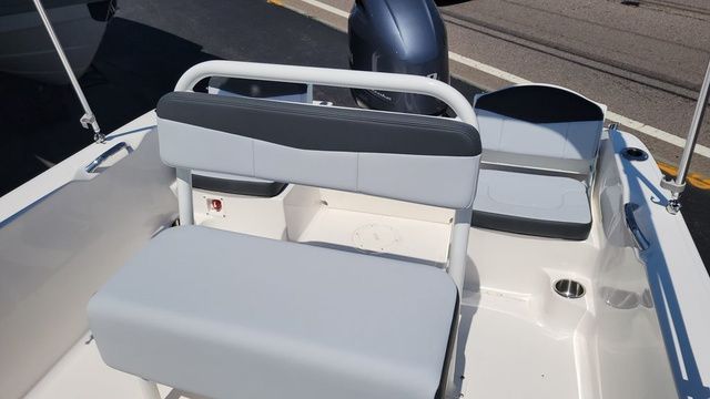 2025 Robalo R160 Center Console - 6