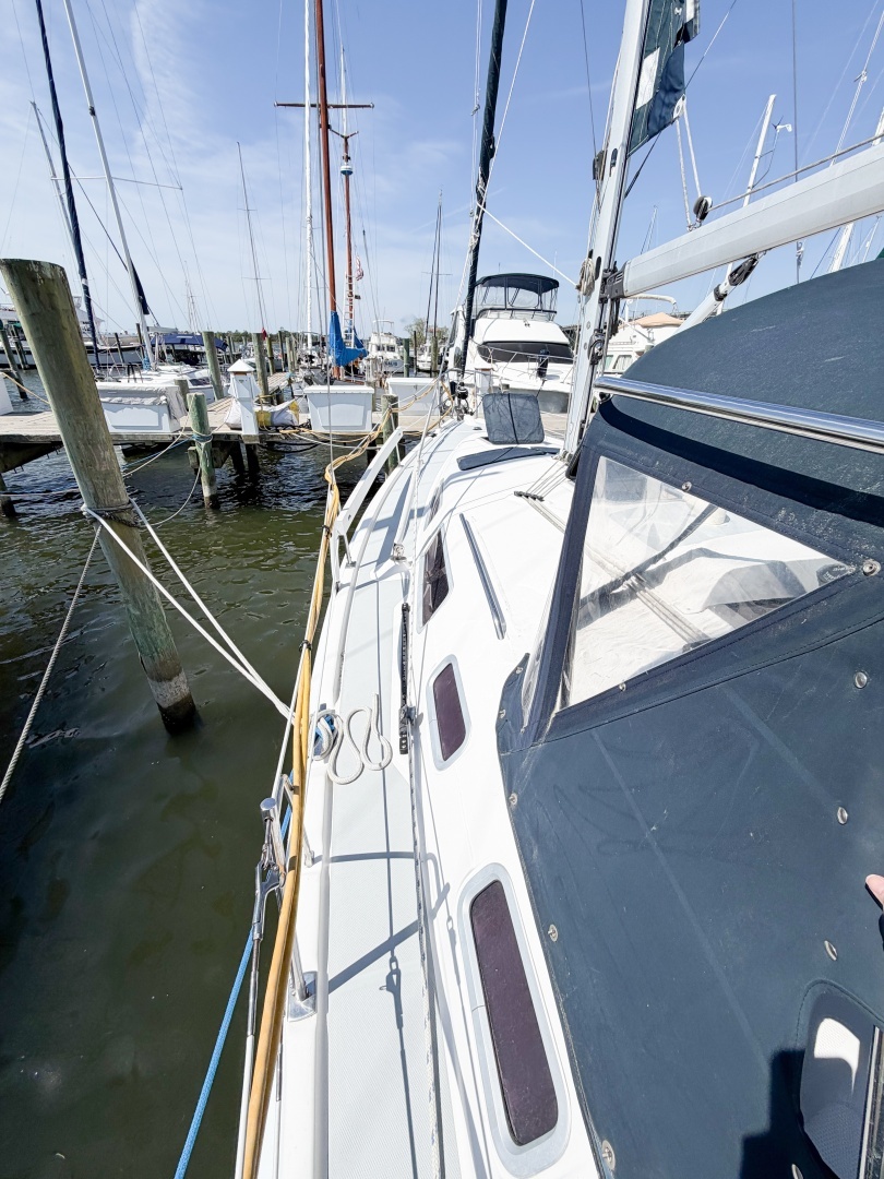 2005 Hunter 36 - Image 21
