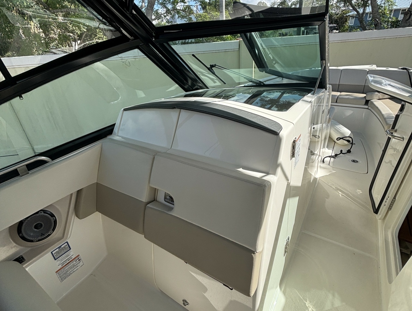 2024 Boston Whaler 320 Vantage - Image 9