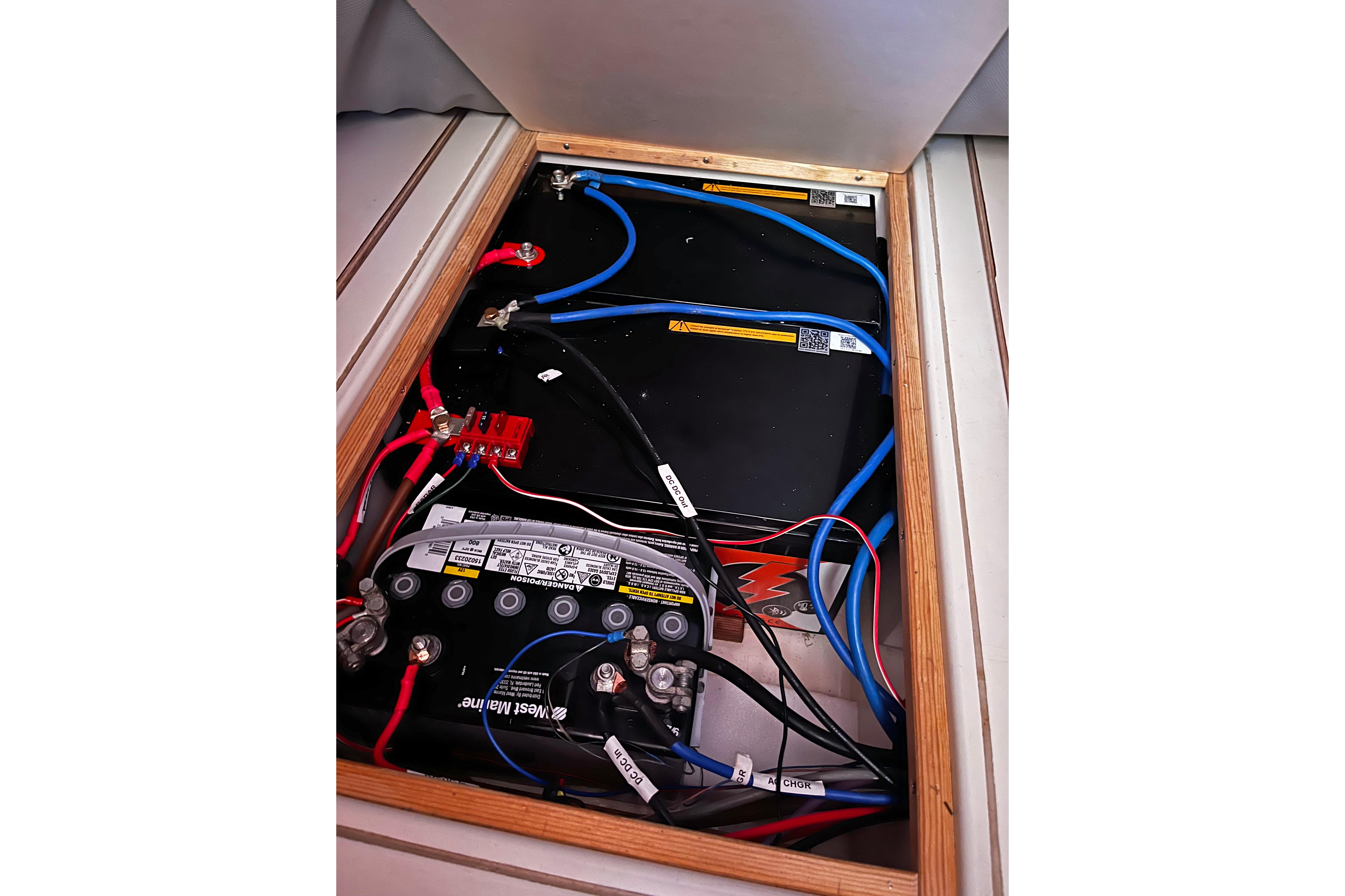 Electrical wiring and battery setup in a 2004 Hanse 411 sailboat.
