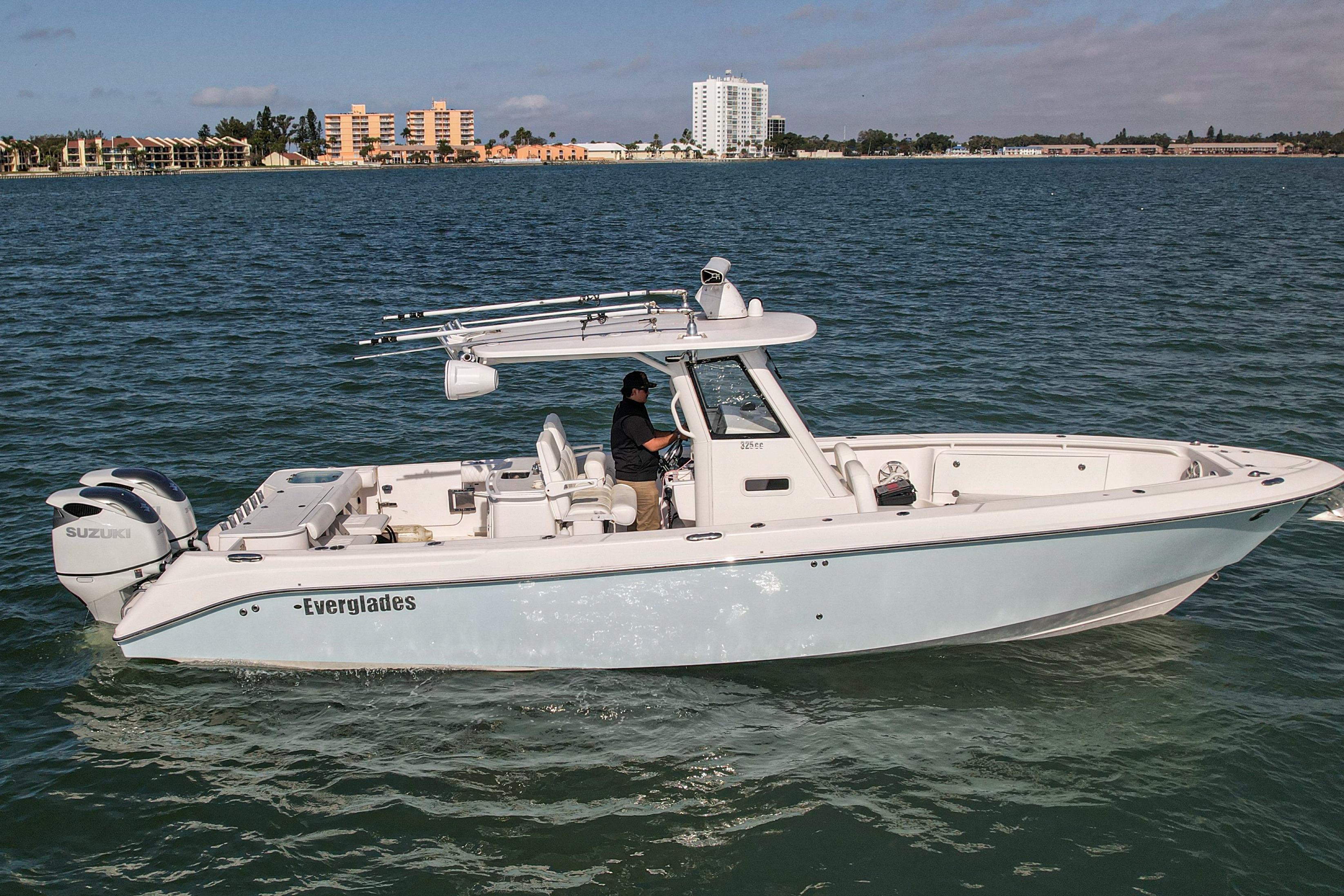 2013 Everglades 325 Center Console