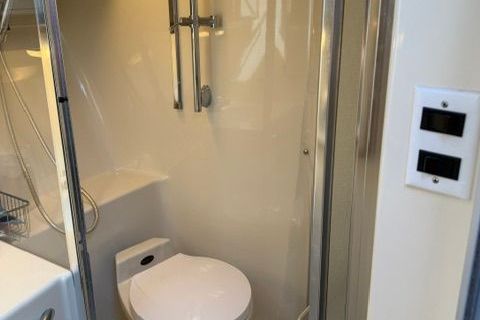 Bathroom of 1994 Sea Ray Sundancer 370 yacht.