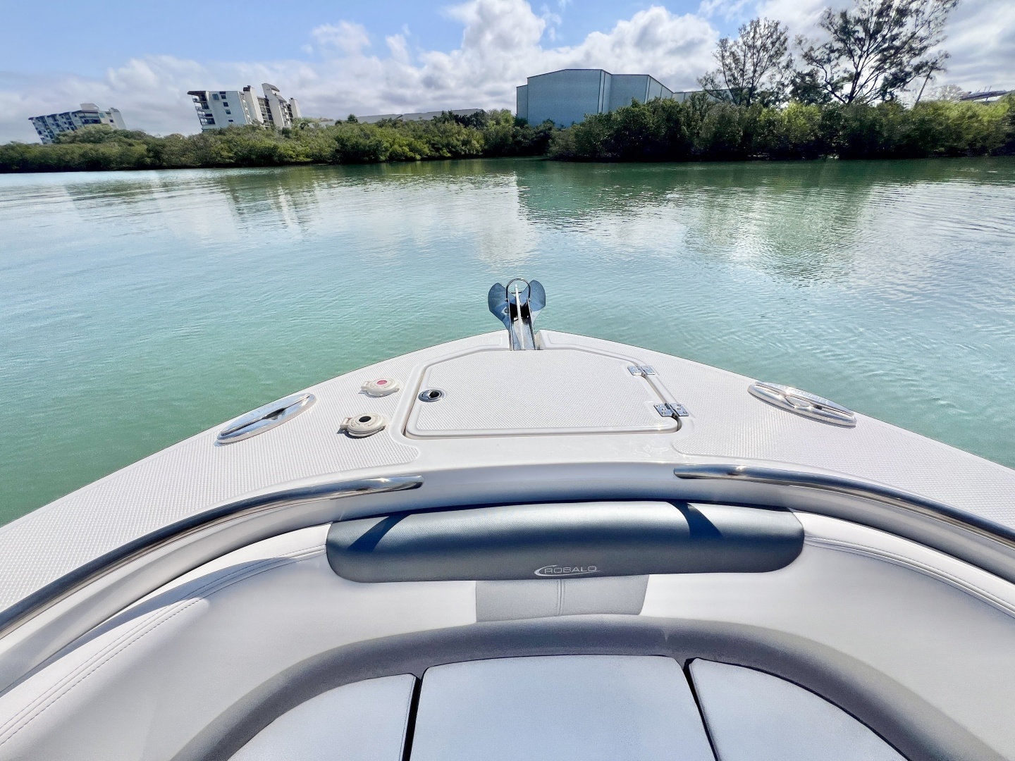 2021 Robalo R242 Explorer - Image 26