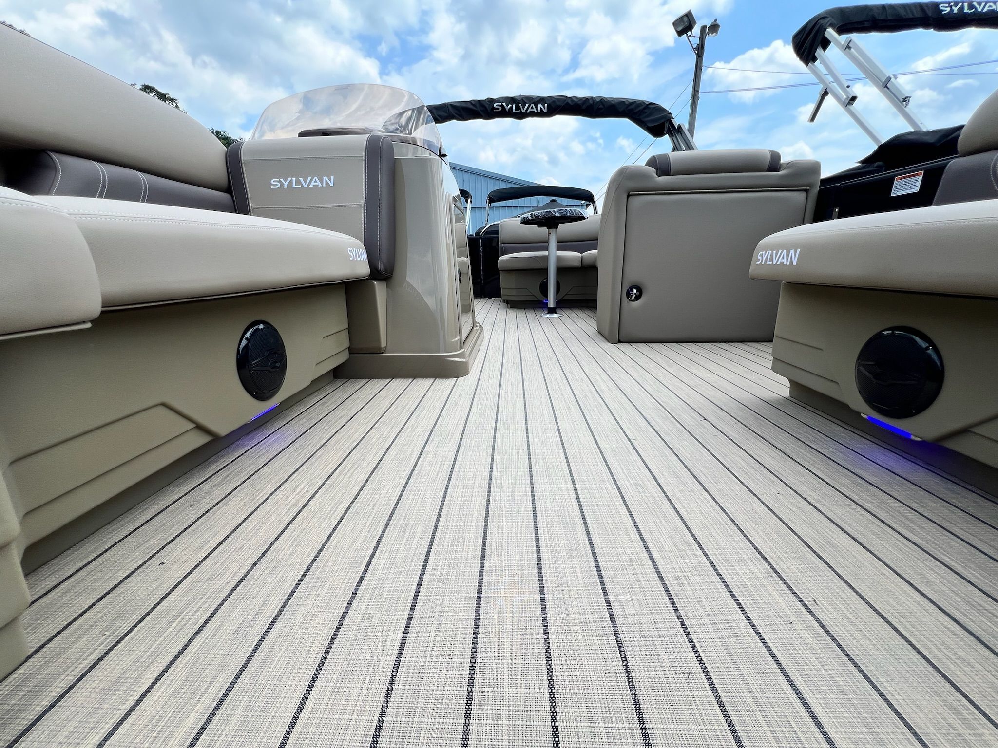 2026 Sylvan Mirage 8520 Cruise - 18