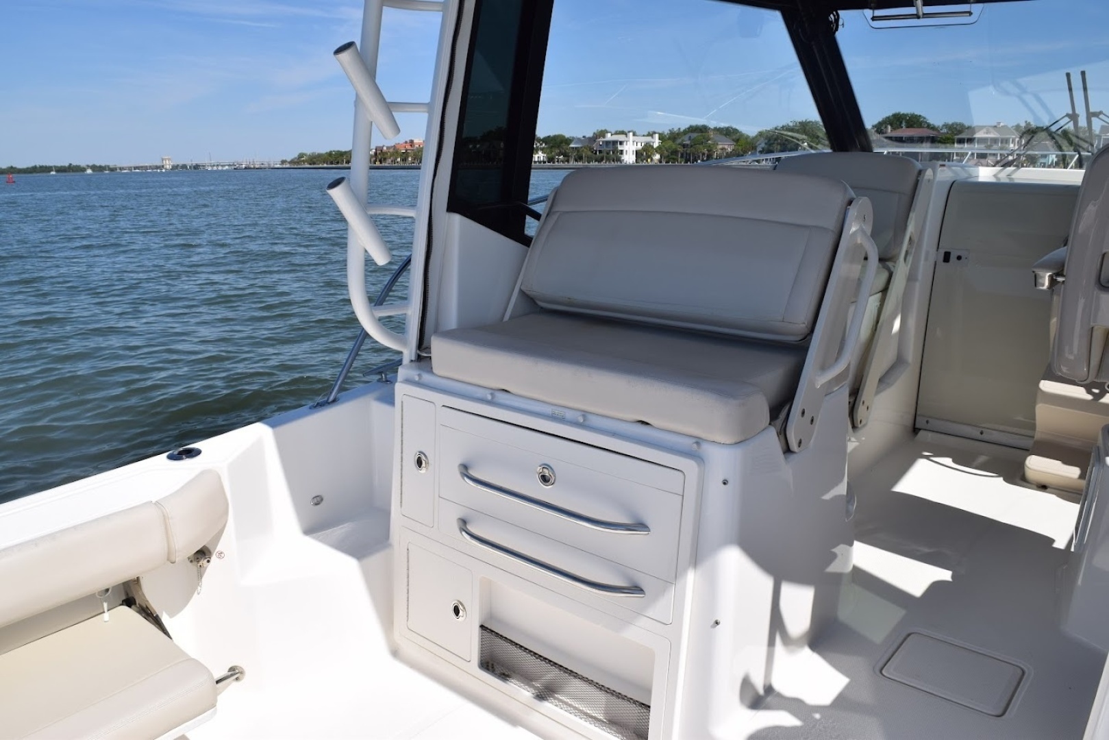 2021 Boston Whaler 325 Conquest - Image 12