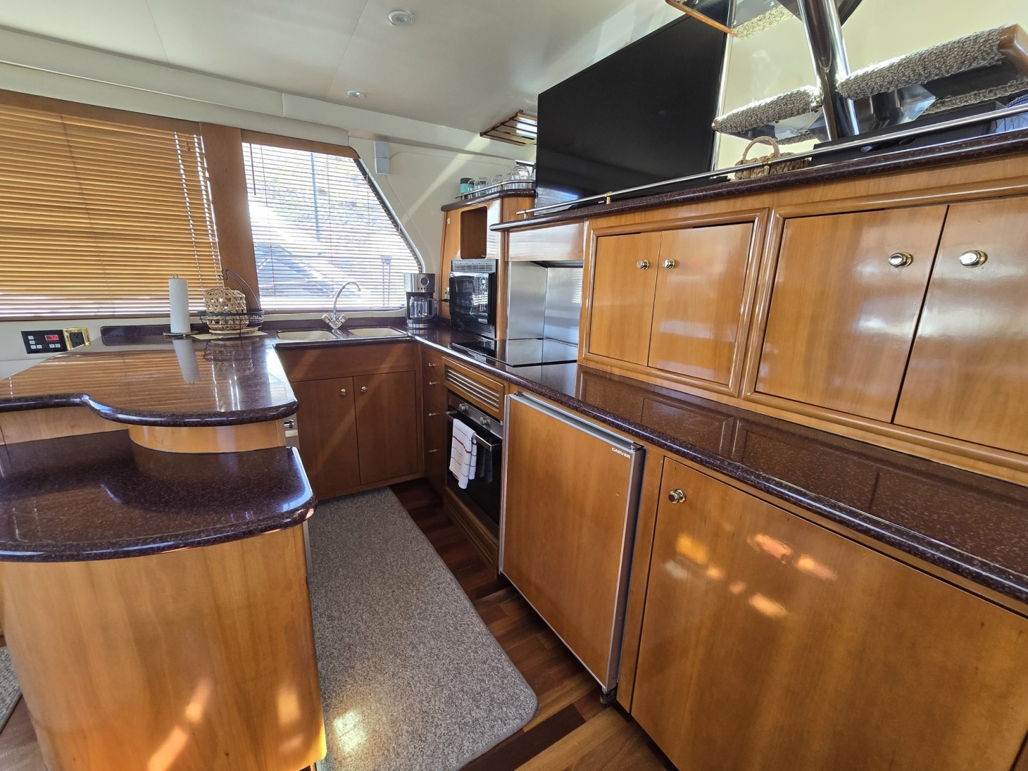 2001 Carver 570 Voyager Pilothouse - Image 21