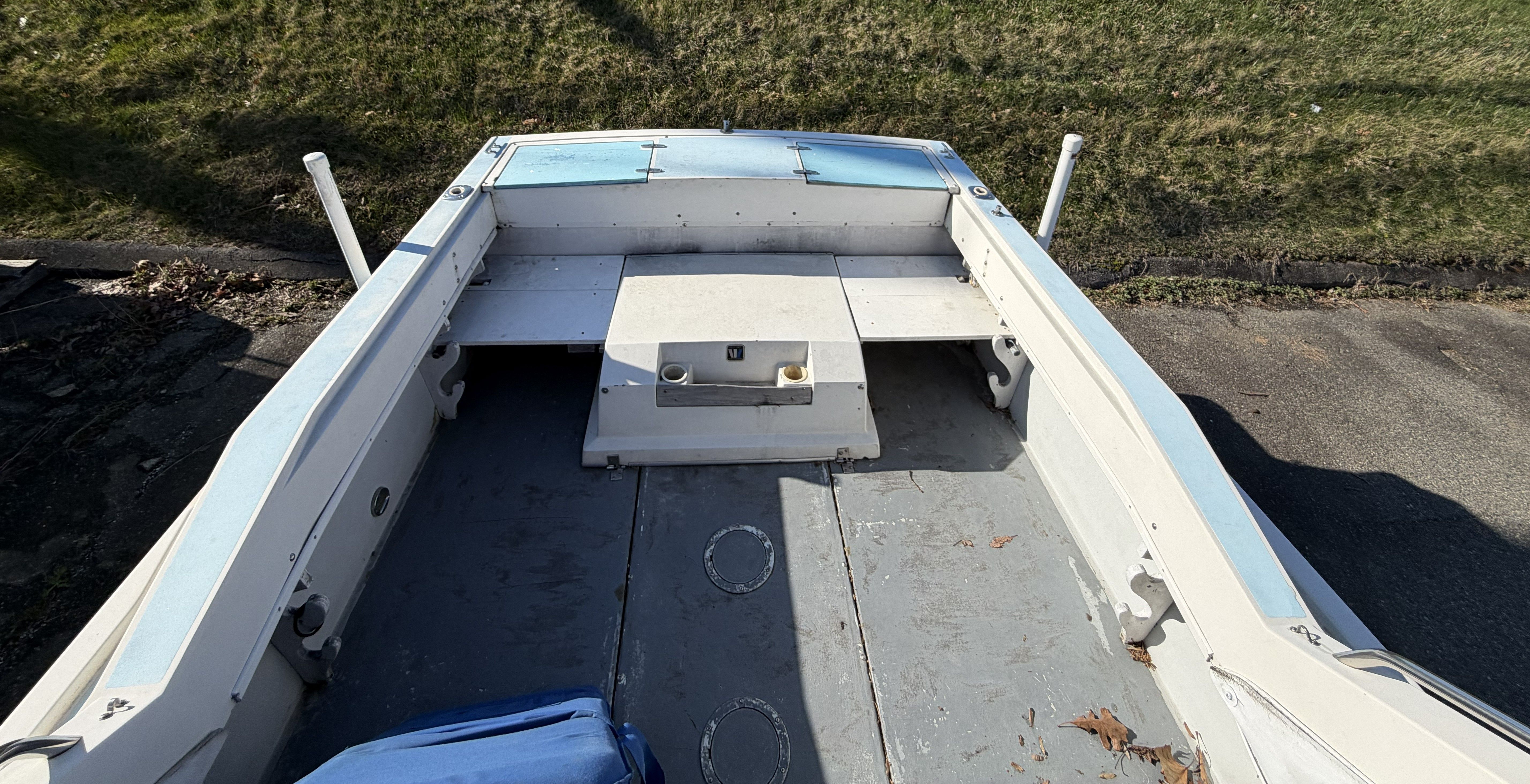 The image shows the open deck of a 1989 Wellcraft 250 Sportsman.