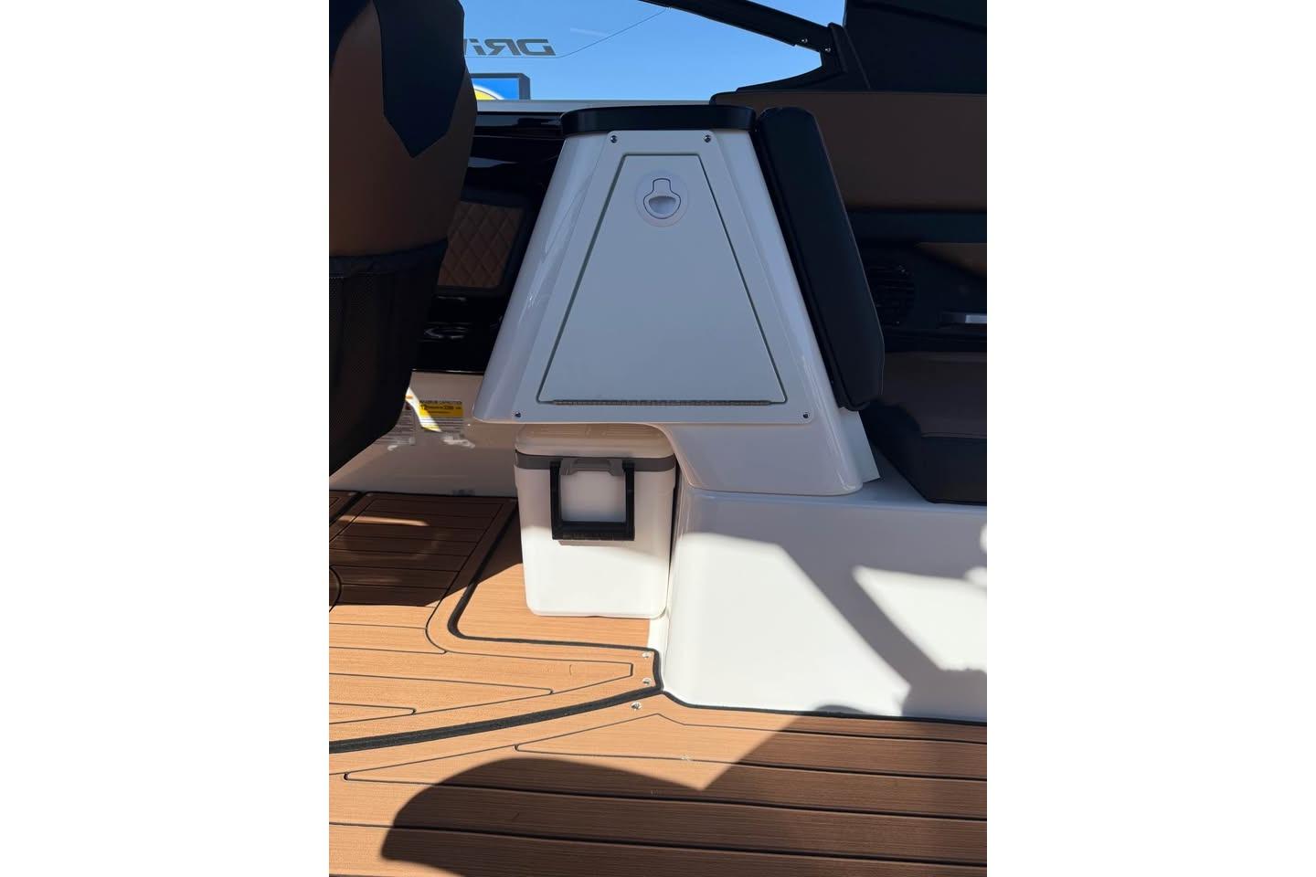 2026 Yamaha Boats 252SD interior with sleek design and wooden flooring.