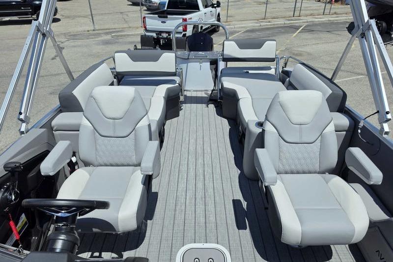 2026 Avalon Catalina Quad Lounge Shift boat interior with luxurious seating and modern design.