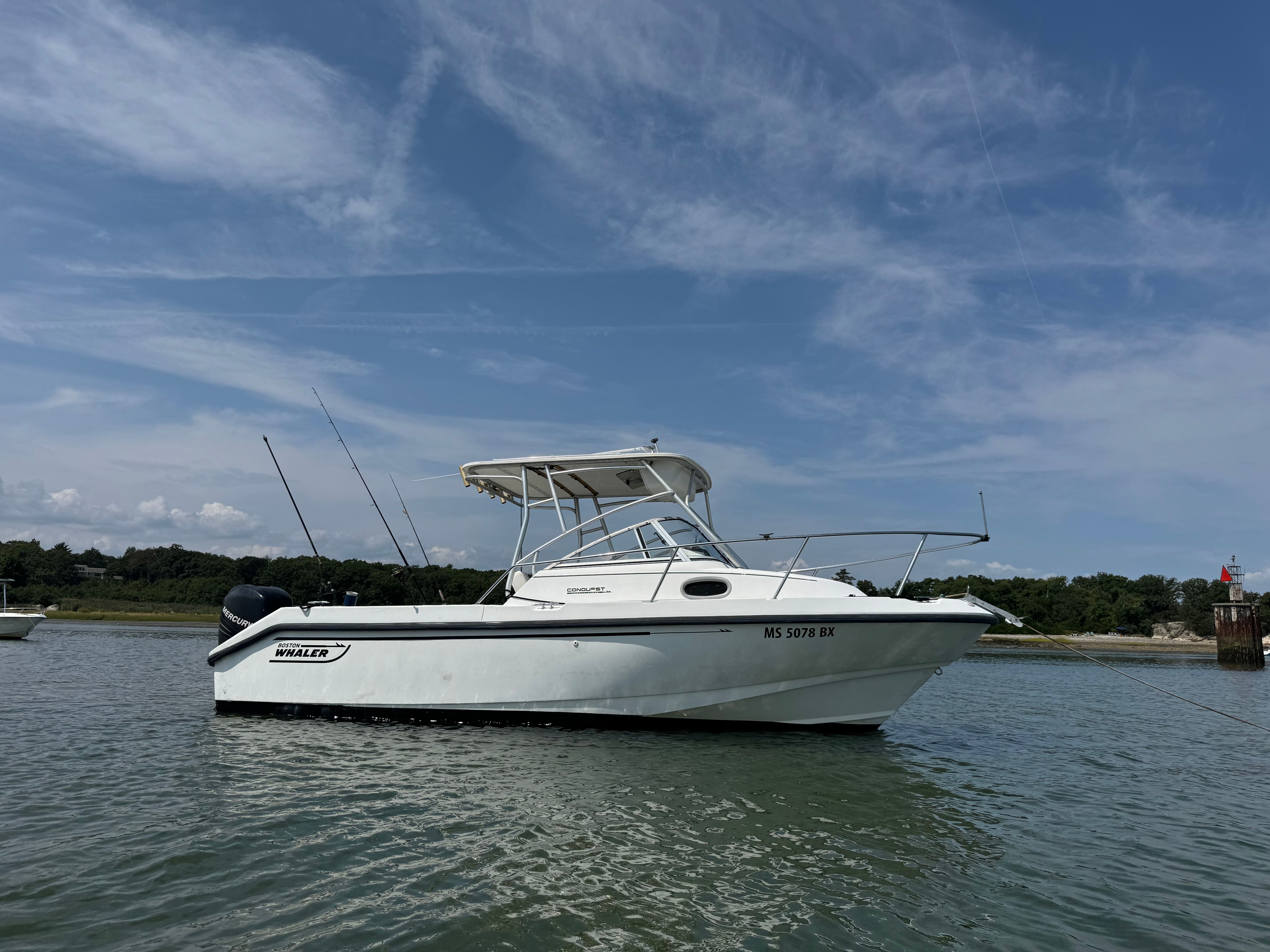 Boston Whaler Conquest 2000 boat on calm water.