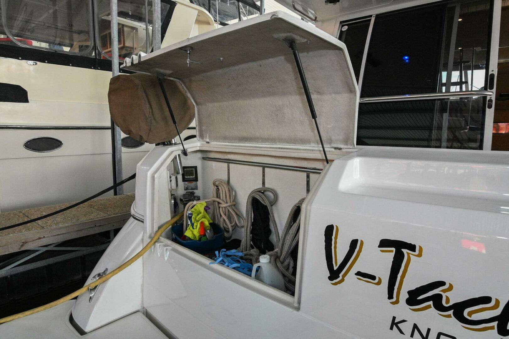 2002 Cruisers Yachts 5000 Sedan Sport - Image 15